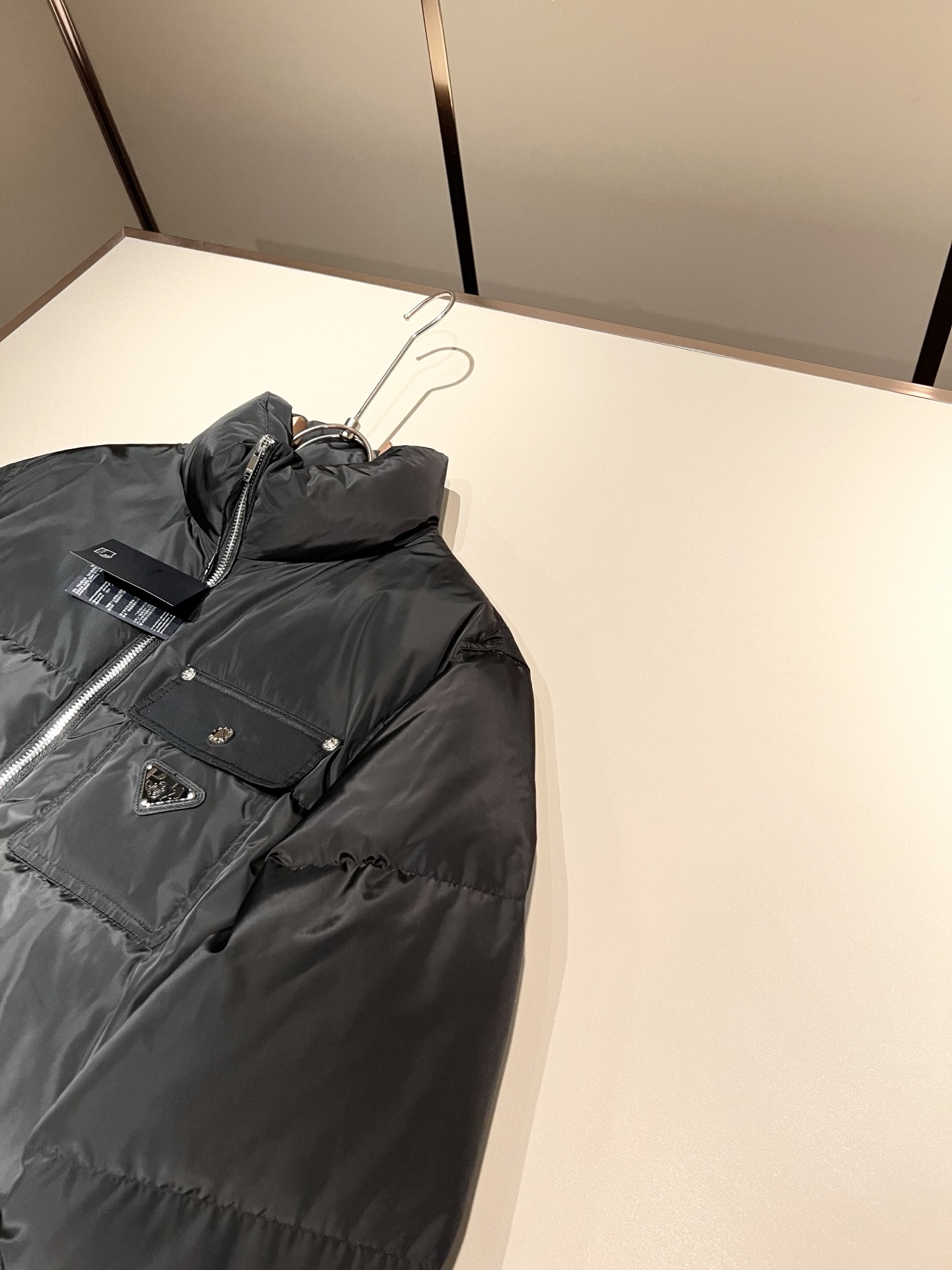 Prad*a 普*达2025秋冬男女同款👫羽绒服夹克外套，现货 Prad* 羽绒面料夹克 防水羽绒服保暖