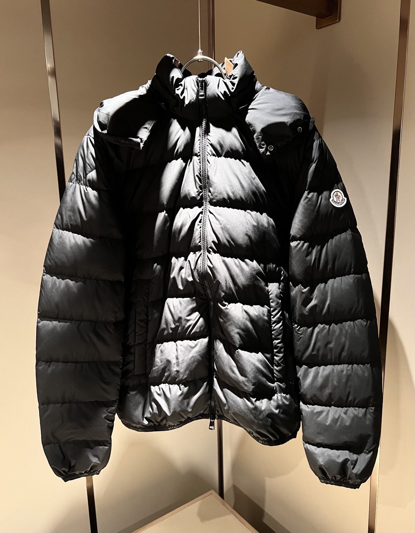 NO:623565,Mon*ler Men's and Women's New Autumn and Winter Men's and Women's Heavy Craftsmanship Thickened Warm Hooded Down Jacket!  The final model of the year is here...a classic model that combines craftsmanship and craftsmanship. High-fashion fashion charm, good looks and high-quality accessories. Designed with high-end polyester fiber fabrics for customers. The texture and feel are undoubtedly superior, soft and comfortable, breathable and velvet-locking is excellent. Simple and unique charm, European standard DIST9  0 White goose down is used as filling, proportional matching, the fluffiness and texture can reach the feeling of falling into the hand, light and warm without odor. Designed with a detachable hat, fashionable and fun...Custom-engraved brand metal snaps and double-headed zipper closure highlight the neat temperament. The chest is embellished with embossed logo hardware accessories!  The three-dimensional craftsmanship and texture are achieved. The creator of new punctuation. Sizes 1-5, Moncler, down jacket, hats, alexander wang19860909Mon*ler蒙口 秋冬新款男女同款重工艺加厚保暖连帽羽绒服 ！年度的压轴款登场...匠心技艺于一身的经典款.高时尚的时装韵味,颜值高配款.客供高端聚脂纤维面料设计,质感及手感毋庸置疑的优越,柔软舒适,透气锁绒性极佳.简洁而富有独特魅力,欧标DIST90白鹅绒做为填充,比例性搭配,蓬松感和质感达到坠手的感觉,轻盈保暖无异味.设计可拆卸帽子,时尚玩转...客供镌刻品牌金属按扣及双头拉链开合彰显利落的气质感.胸口点缀浮雕式logo五金辅料！立体工艺质感达到.新式标点的缔造者.尺码1-5码,,Moncler,down jacket,hats,alexander wang,Men's clothing