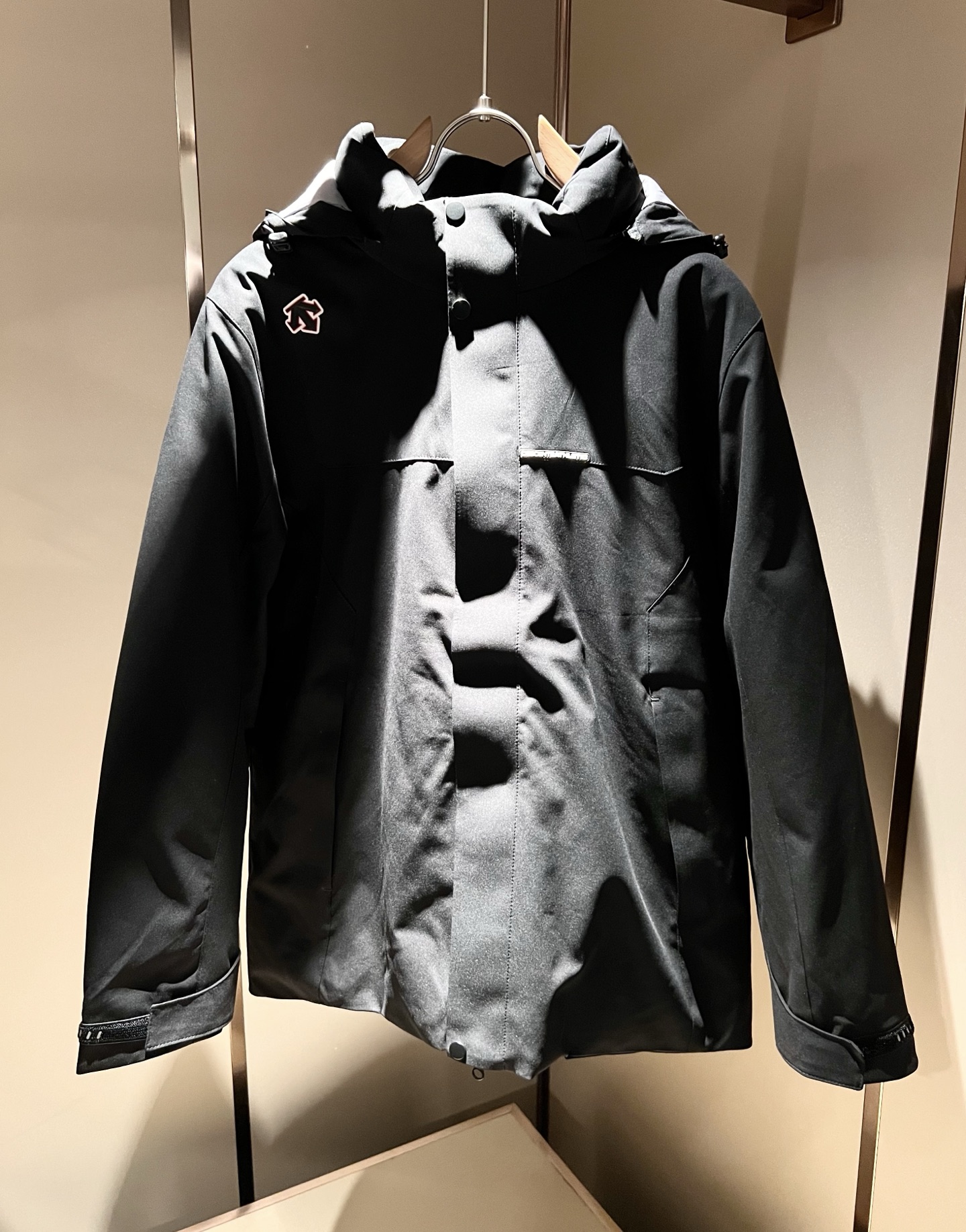 迪桑特DESCENTE，2025秋冬新款男女棉服夹克外套，自1935年荣耀至今的专业运动品牌。80余年来