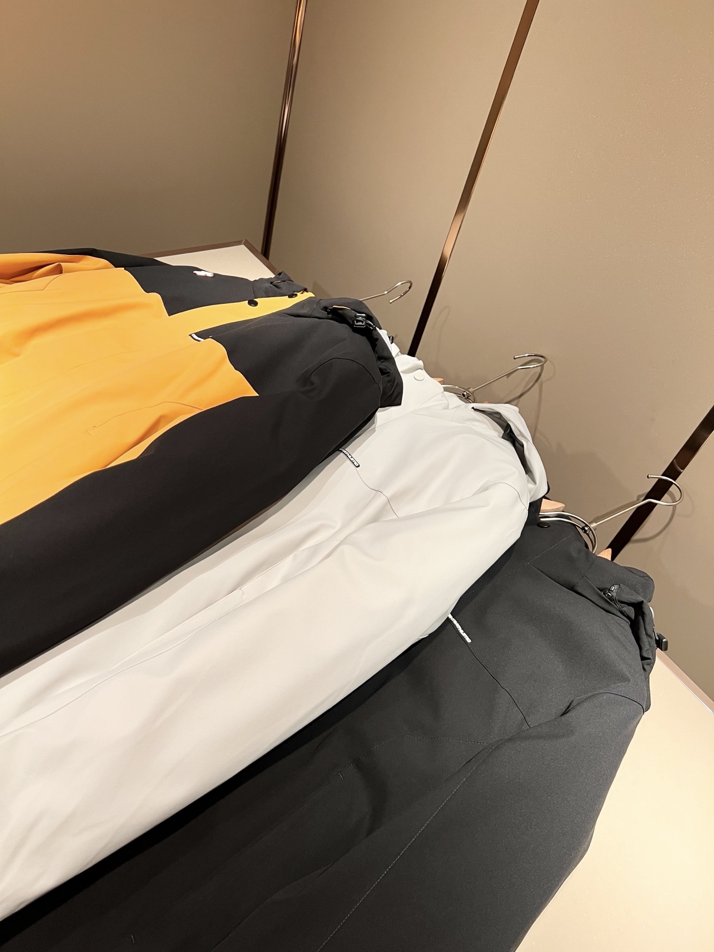 迪桑特DESCENTE，2025秋冬新款男女棉服夹克外套，自1935年荣耀至今的专业运动品牌。80余年来