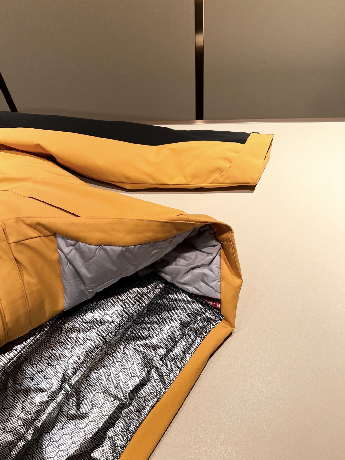 迪桑特DESCENTE，2025秋冬新款男女棉服夹克外套，自1935年荣耀至今的专业运动品牌。80余年来