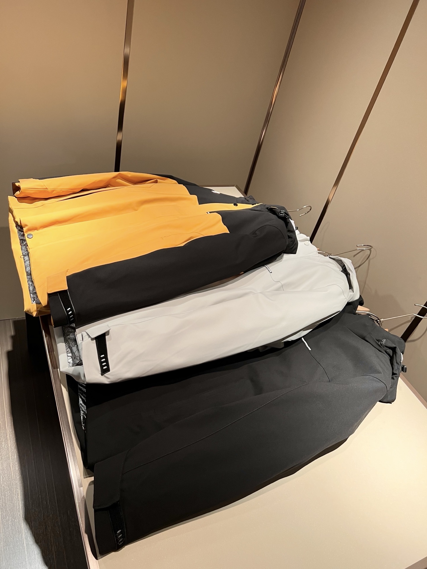 迪桑特DESCENTE，2025秋冬新款男女棉服夹克外套，自1935年荣耀至今的专业运动品牌。80余年来