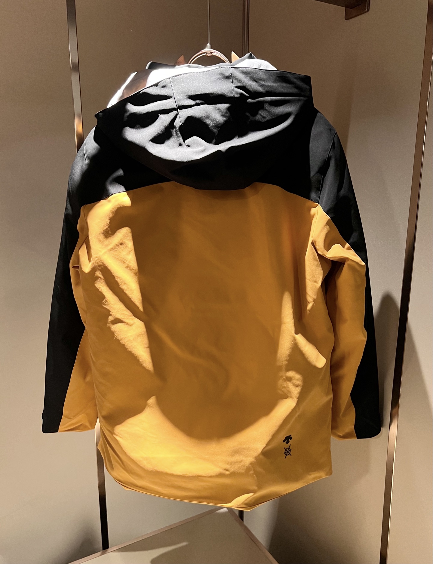 迪桑特DESCENTE，2025秋冬新款男女棉服夹克外套，自1935年荣耀至今的专业运动品牌。80余年来