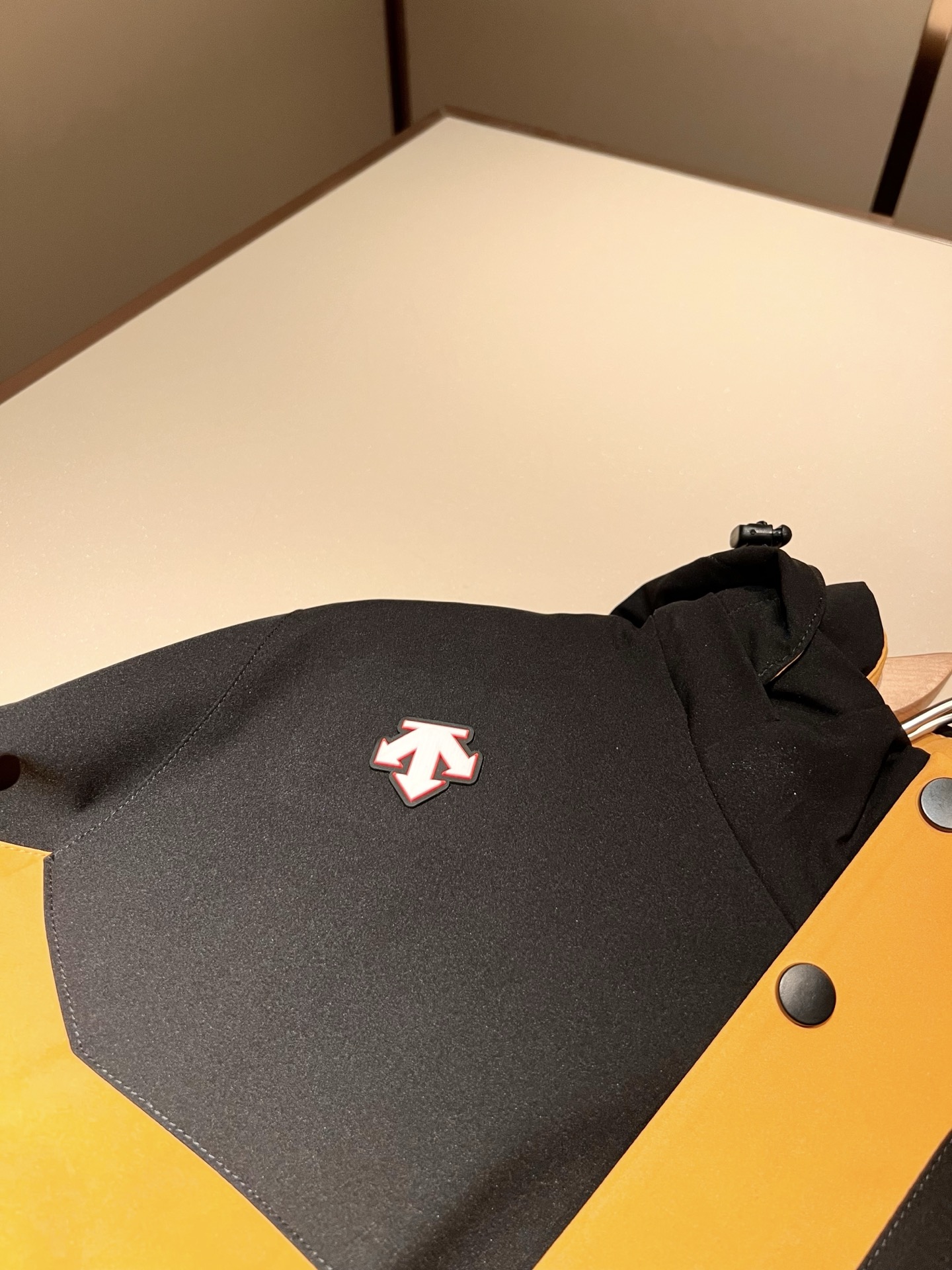 迪桑特DESCENTE，2025秋冬新款男女棉服夹克外套，自1935年荣耀至今的专业运动品牌。80余年来