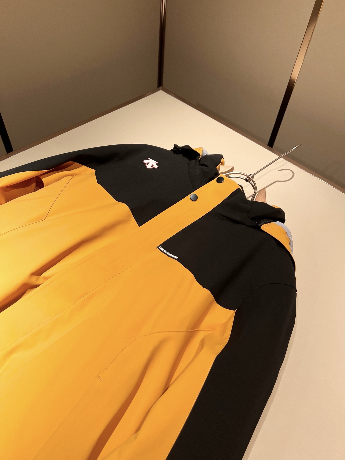 迪桑特DESCENTE，2025秋冬新款男女棉服夹克外套，自1935年荣耀至今的专业运动品牌。80余年来