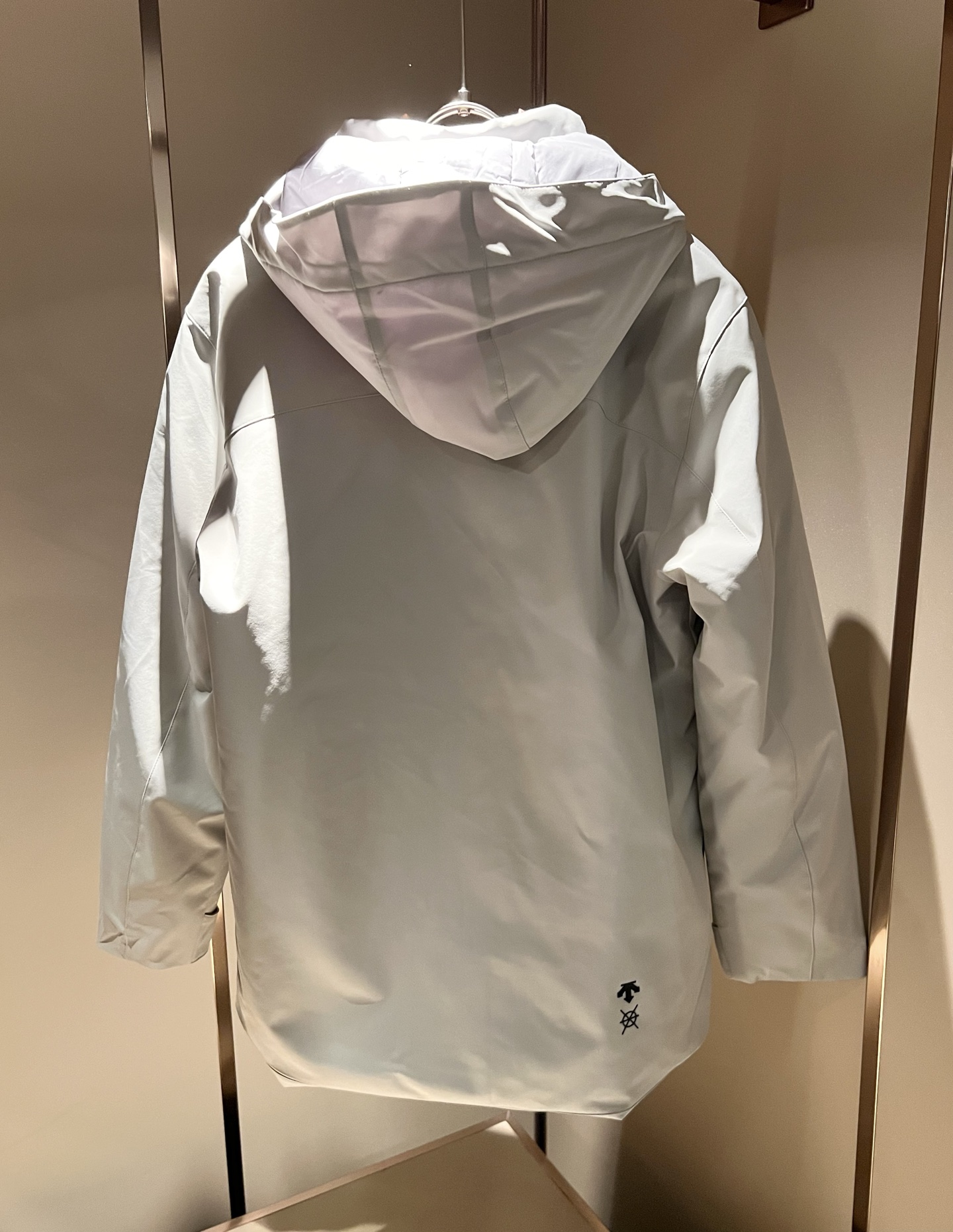 迪桑特DESCENTE，2025秋冬新款男女棉服夹克外套，自1935年荣耀至今的专业运动品牌。80余年来