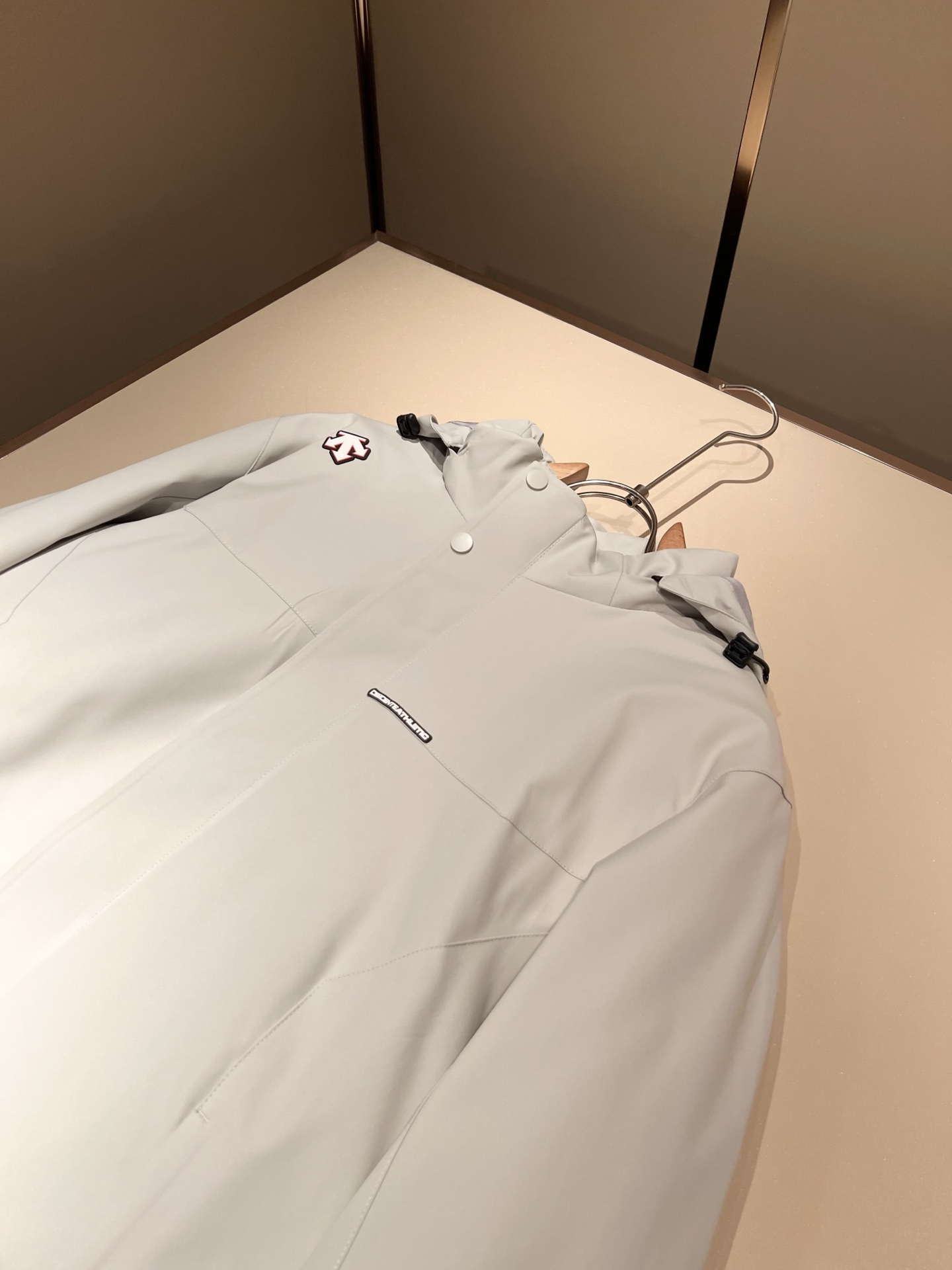 迪桑特DESCENTE，2025秋冬新款男女棉服夹克外套，自1935年荣耀至今的专业运动品牌。80余年来