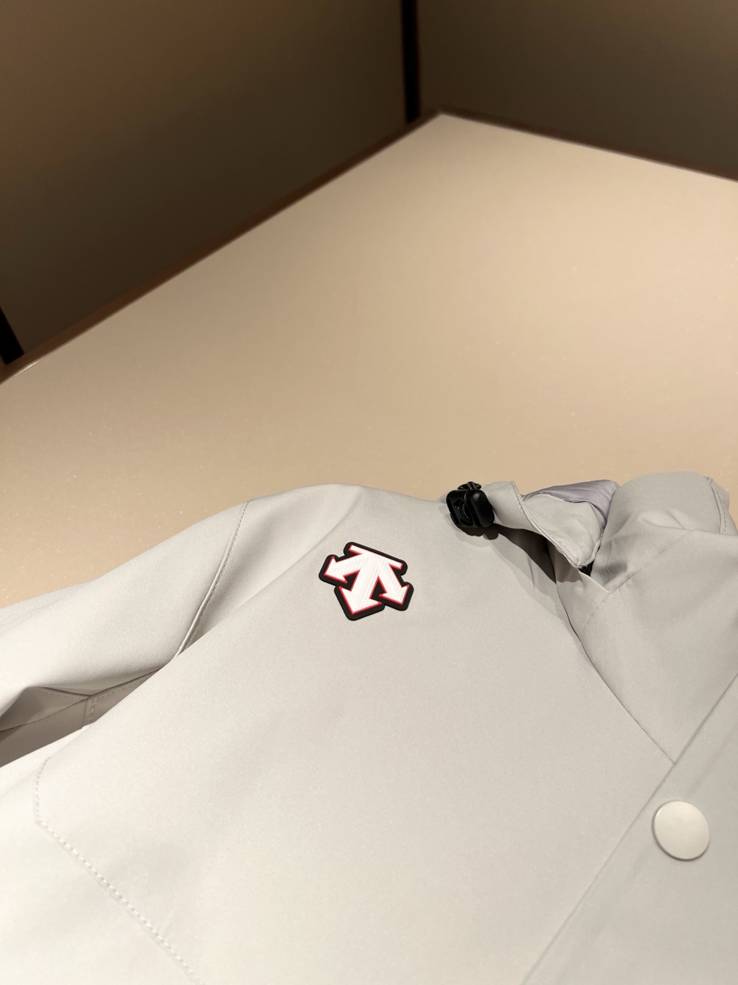 迪桑特DESCENTE，2025秋冬新款男女棉服夹克外套，自1935年荣耀至今的专业运动品牌。80余年来