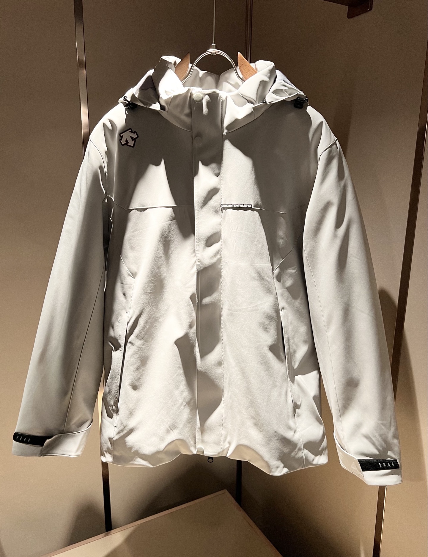 迪桑特DESCENTE，2025秋冬新款男女棉服夹克外套，自1935年荣耀至今的专业运动品牌。80余年来