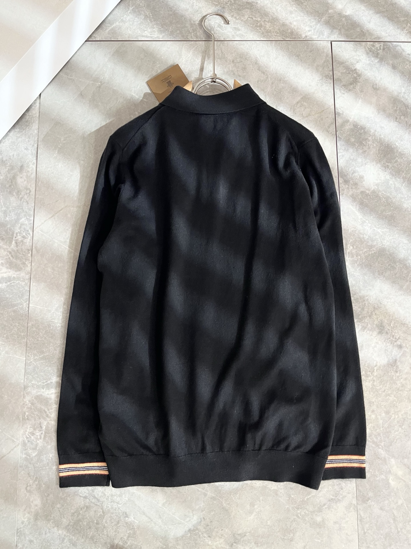 Bur*erry 巴*莉 2025秋冬新款长袖款针织羊毛开衫，品牌经典设计元素！既不单调也不复杂,恰到好