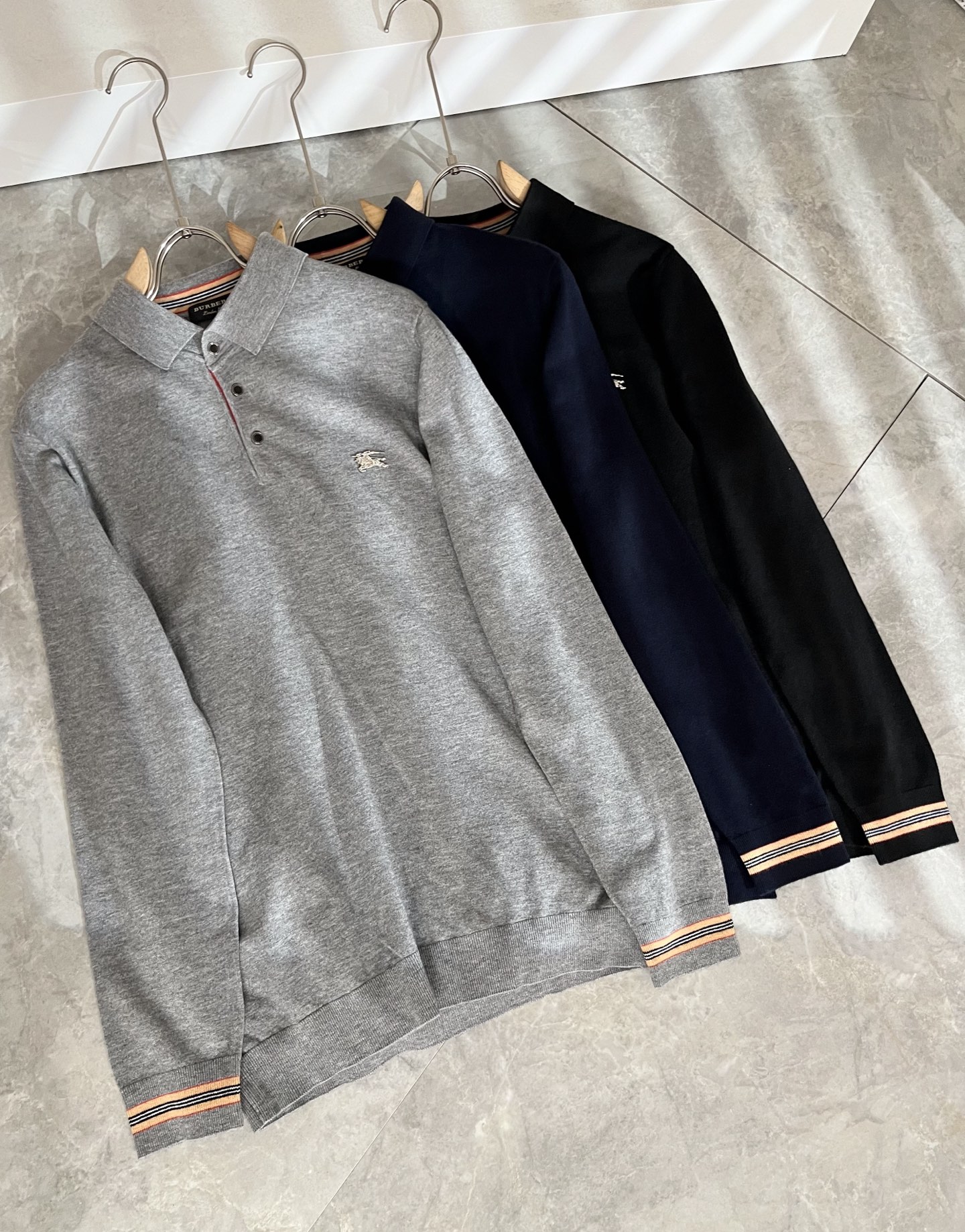 Bur*erry 巴*莉 2025秋冬新款长袖款针织羊毛开衫，品牌经典设计元素！既不单调也不复杂,恰到好