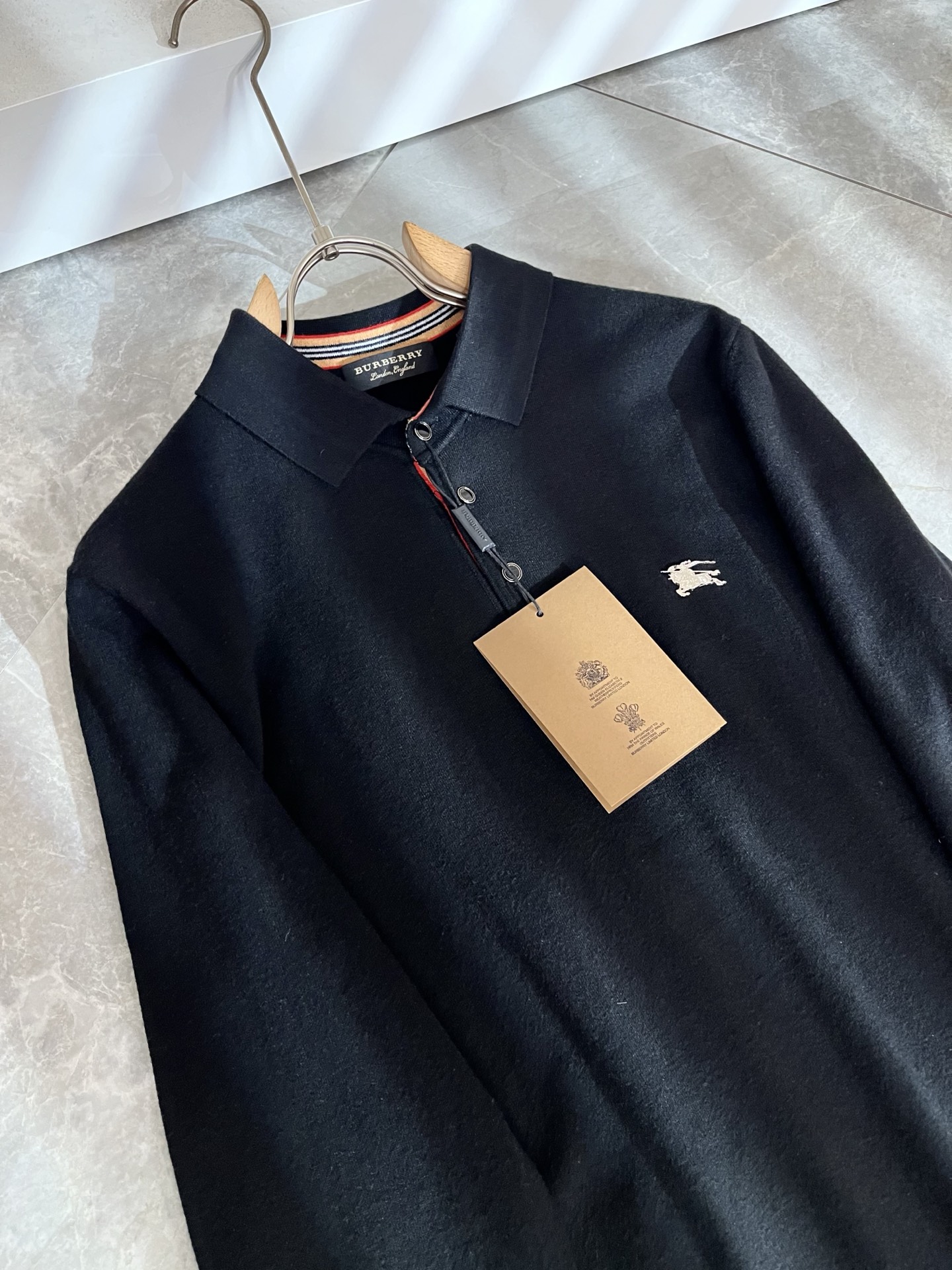 Bur*erry 巴*莉 2025秋冬新款长袖款针织羊毛开衫，品牌经典设计元素！既不单调也不复杂,恰到好