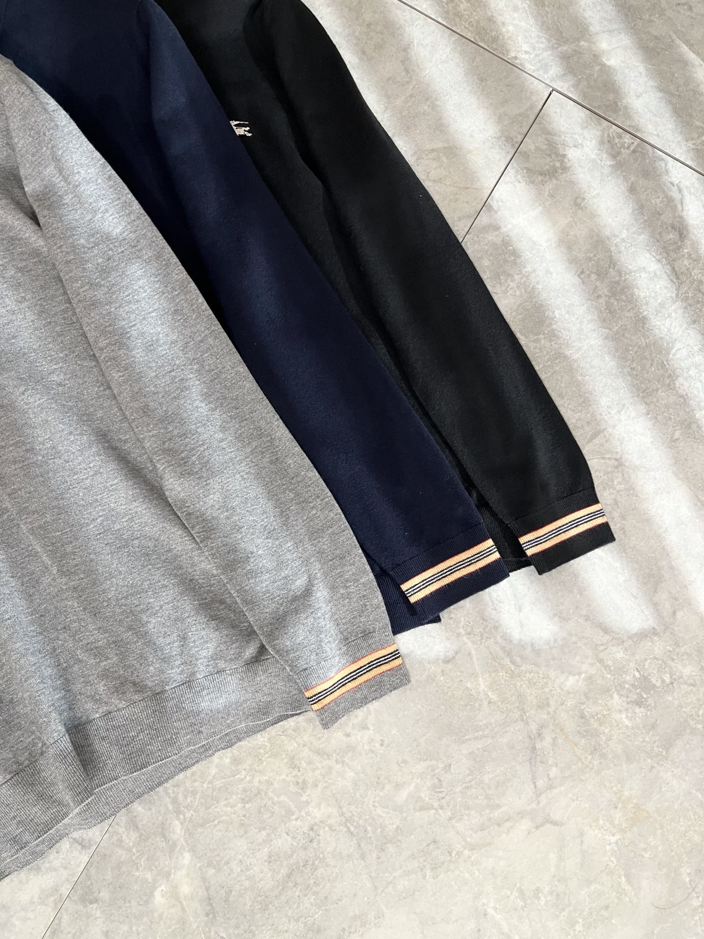 Bur*erry 巴*莉 2025秋冬新款长袖款针织羊毛开衫，品牌经典设计元素！既不单调也不复杂,恰到好