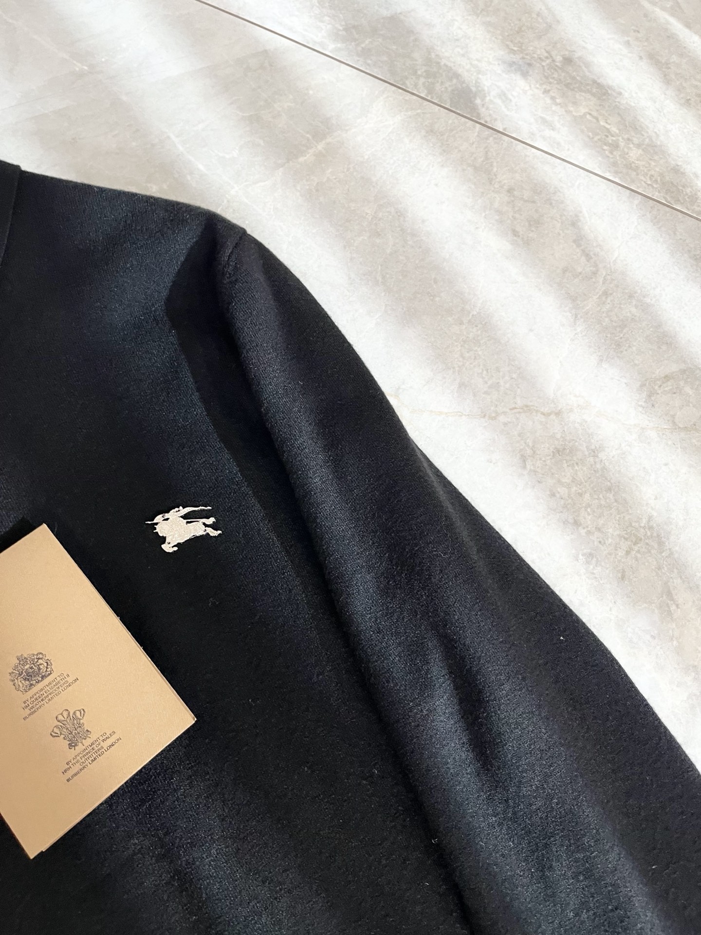 Bur*erry 巴*莉 2025秋冬新款长袖款针织羊毛开衫，品牌经典设计元素！既不单调也不复杂,恰到好