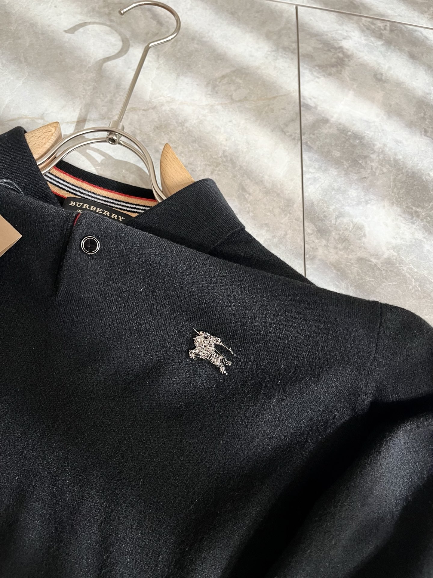 Bur*erry 巴*莉 2025秋冬新款长袖款针织羊毛开衫，品牌经典设计元素！既不单调也不复杂,恰到好