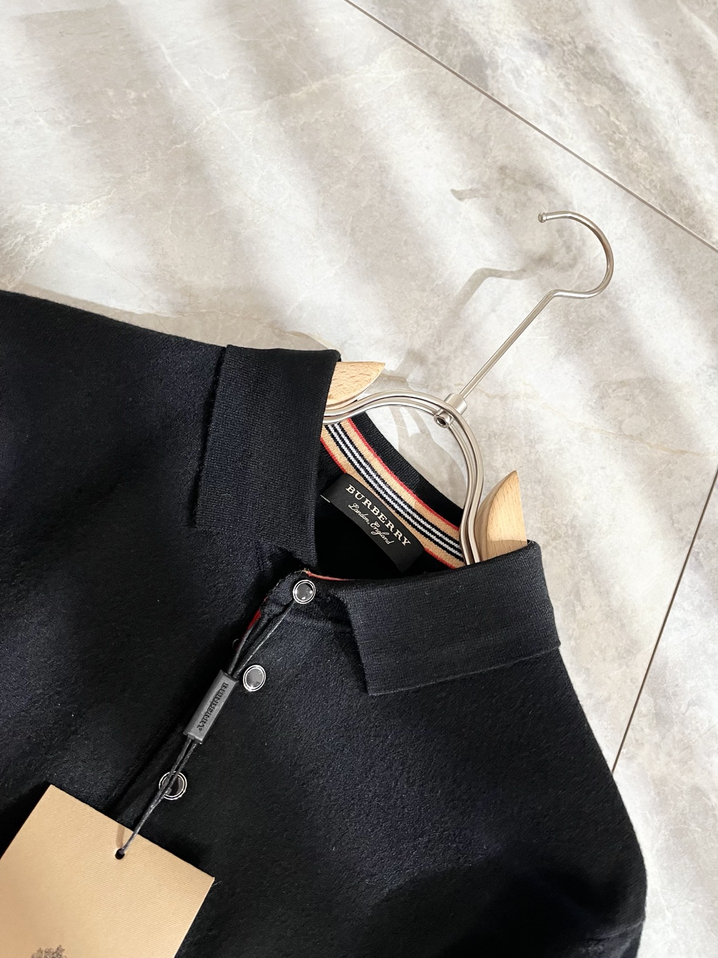 Bur*erry 巴*莉 2025秋冬新款长袖款针织羊毛开衫，品牌经典设计元素！既不单调也不复杂,恰到好