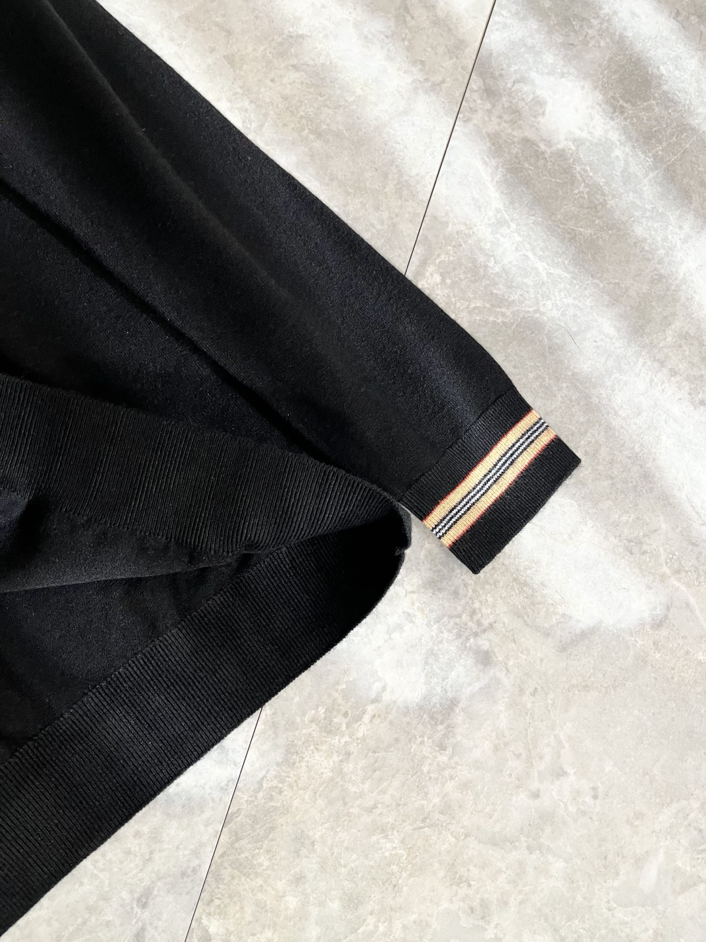 Bur*erry 巴*莉 2025秋冬新款长袖款针织羊毛开衫，品牌经典设计元素！既不单调也不复杂,恰到好