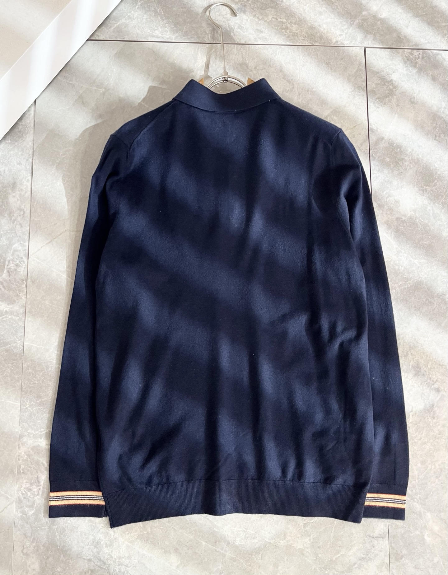 Bur*erry 巴*莉 2025秋冬新款长袖款针织羊毛开衫，品牌经典设计元素！既不单调也不复杂,恰到好