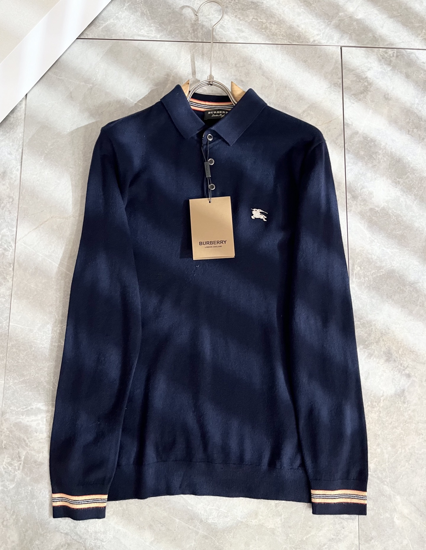 Bur*erry 巴*莉 2025秋冬新款长袖款针织羊毛开衫，品牌经典设计元素！既不单调也不复杂,恰到好