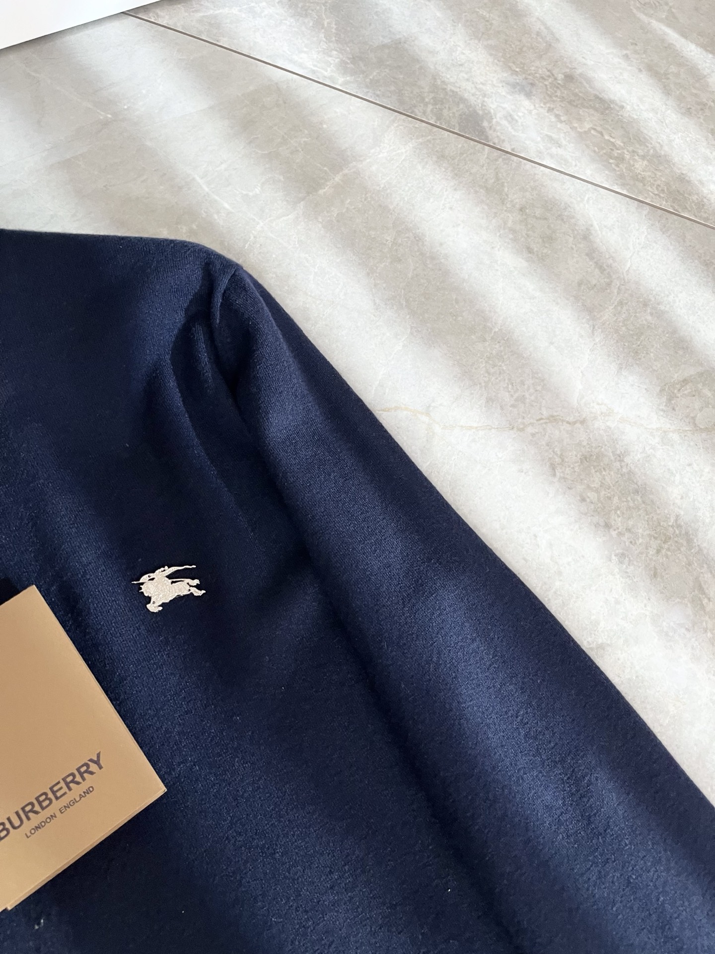 Bur*erry 巴*莉 2025秋冬新款长袖款针织羊毛开衫，品牌经典设计元素！既不单调也不复杂,恰到好