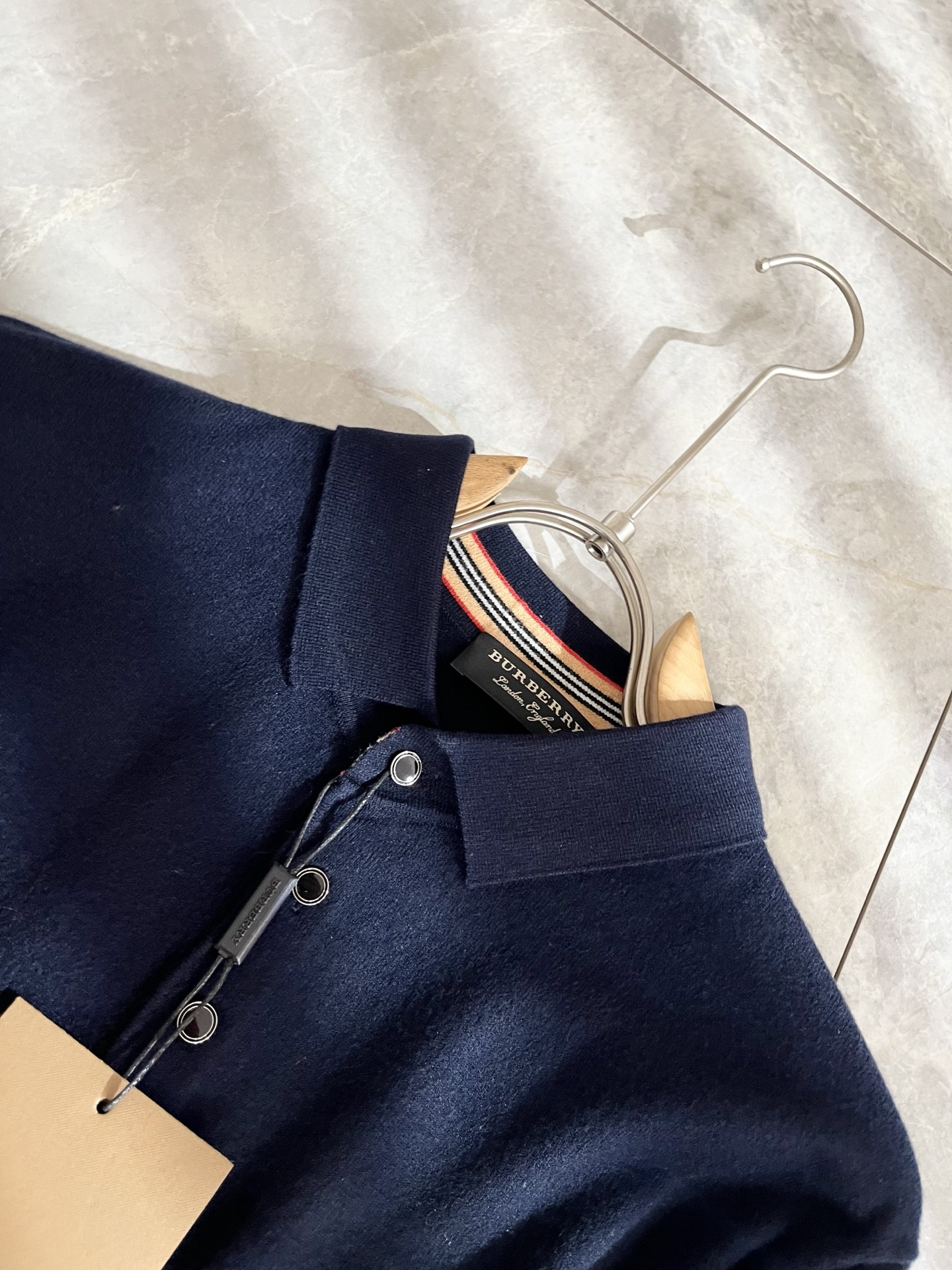 Bur*erry 巴*莉 2025秋冬新款长袖款针织羊毛开衫，品牌经典设计元素！既不单调也不复杂,恰到好