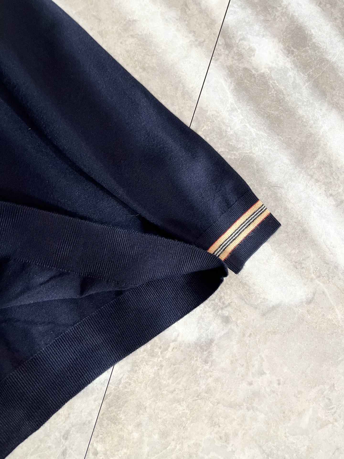 Bur*erry 巴*莉 2025秋冬新款长袖款针织羊毛开衫，品牌经典设计元素！既不单调也不复杂,恰到好