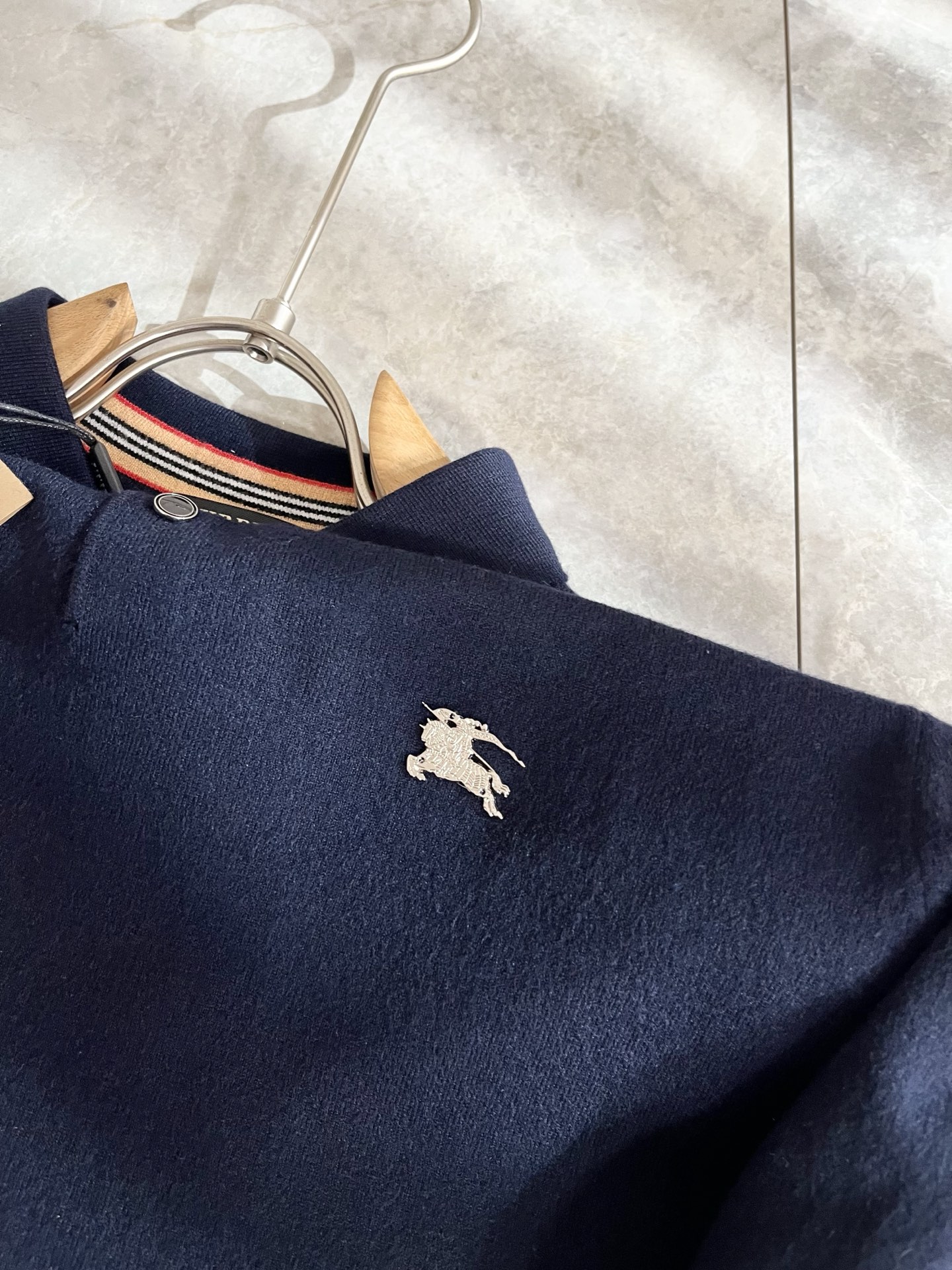 Bur*erry 巴*莉 2025秋冬新款长袖款针织羊毛开衫，品牌经典设计元素！既不单调也不复杂,恰到好