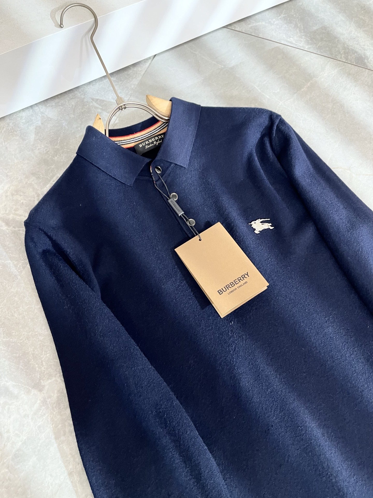 Bur*erry 巴*莉 2025秋冬新款长袖款针织羊毛开衫，品牌经典设计元素！既不单调也不复杂,恰到好