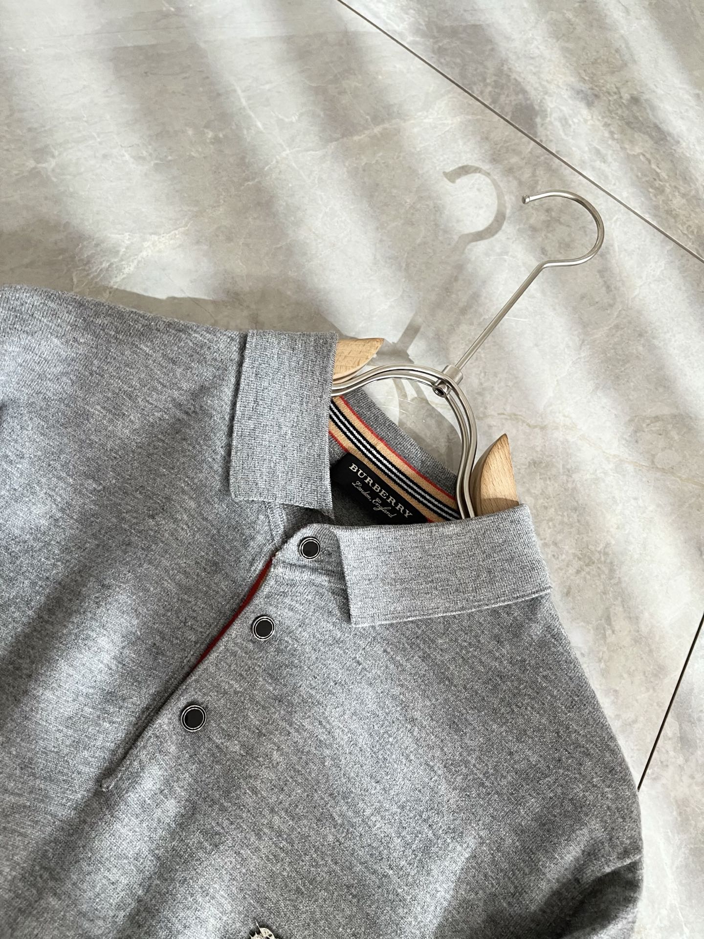 Bur*erry 巴*莉 2025秋冬新款长袖款针织羊毛开衫，品牌经典设计元素！既不单调也不复杂,恰到好