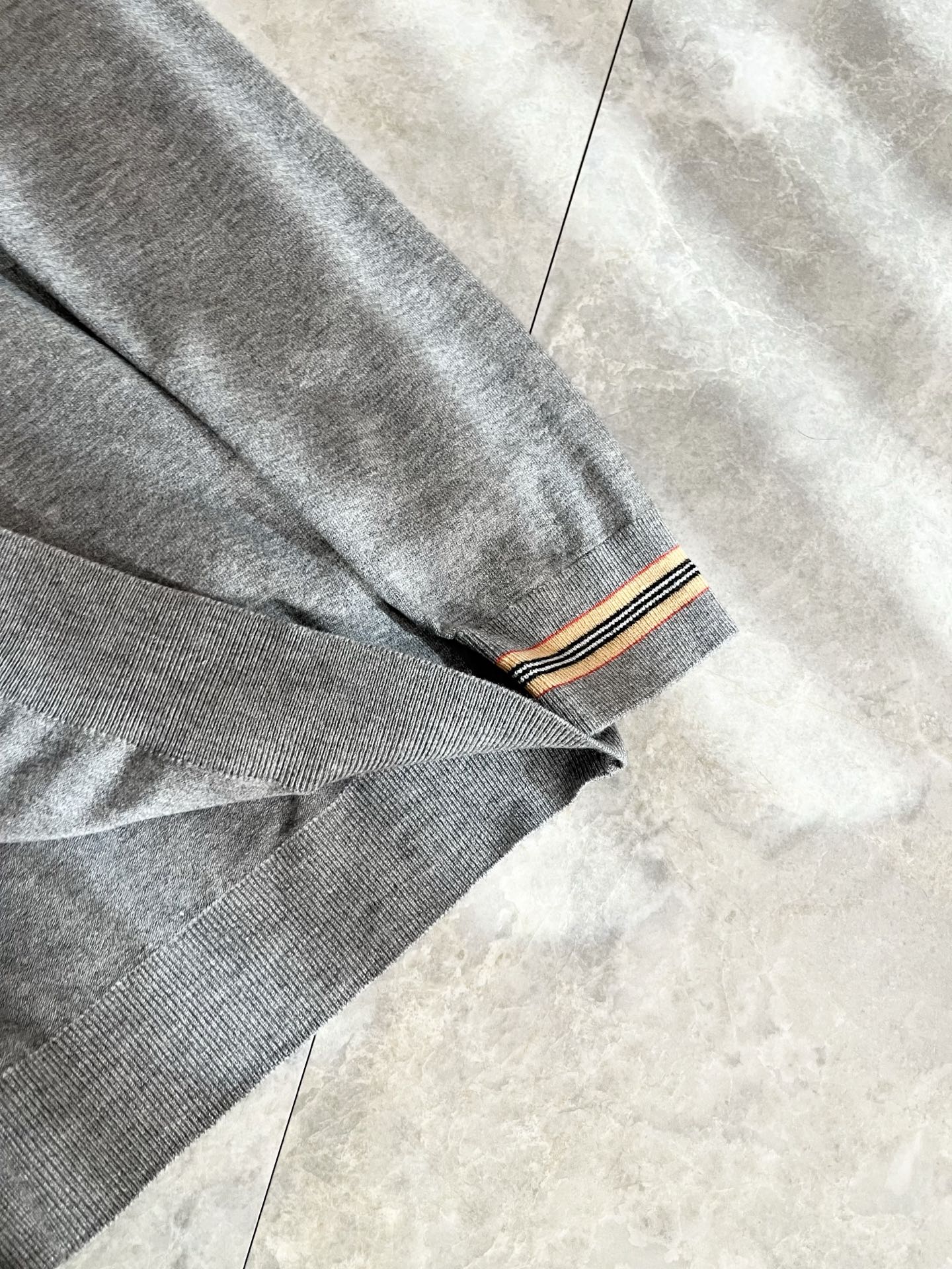 Bur*erry 巴*莉 2025秋冬新款长袖款针织羊毛开衫，品牌经典设计元素！既不单调也不复杂,恰到好