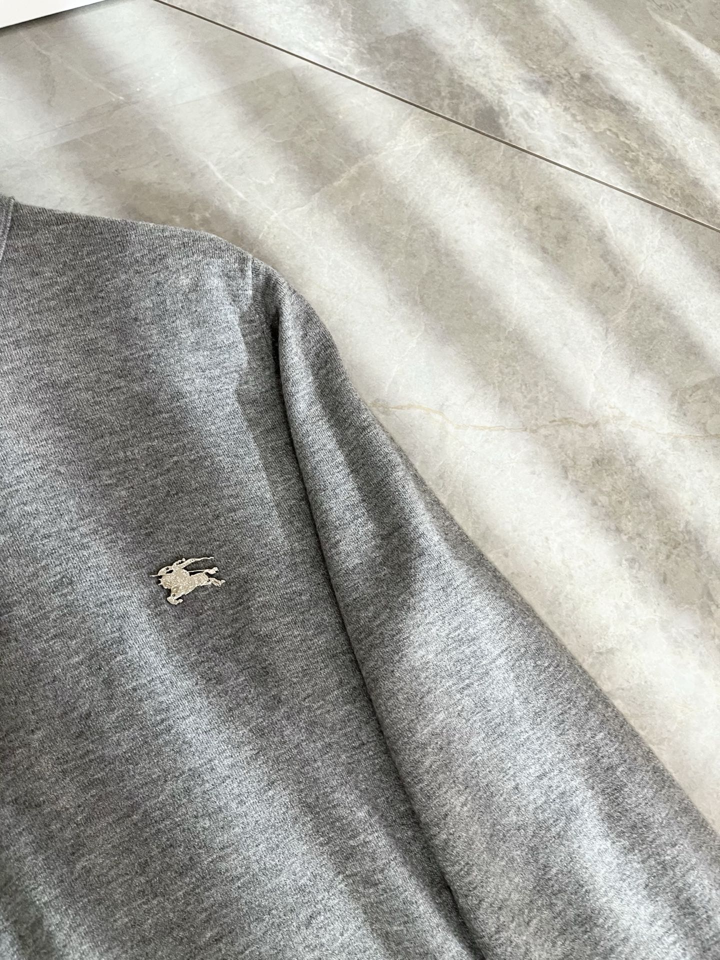 Bur*erry 巴*莉 2025秋冬新款长袖款针织羊毛开衫，品牌经典设计元素！既不单调也不复杂,恰到好