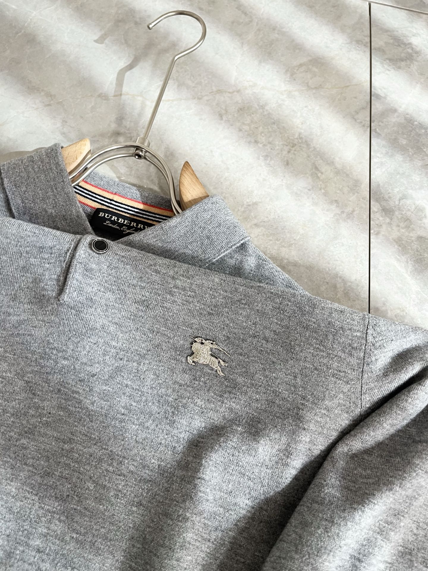 Bur*erry 巴*莉 2025秋冬新款长袖款针织羊毛开衫，品牌经典设计元素！既不单调也不复杂,恰到好