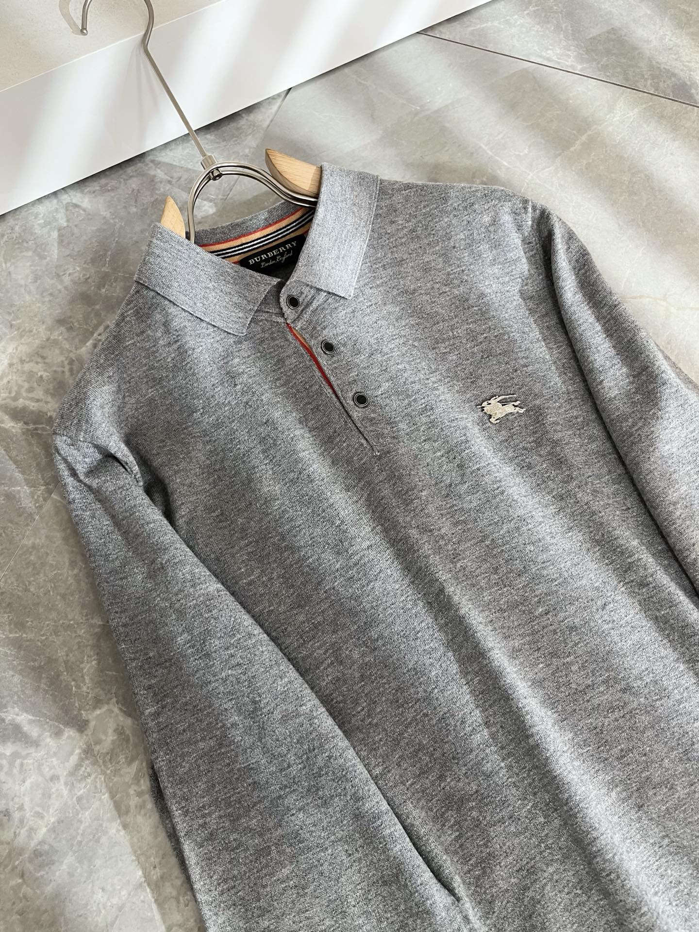 Bur*erry 巴*莉 2025秋冬新款长袖款针织羊毛开衫，品牌经典设计元素！既不单调也不复杂,恰到好