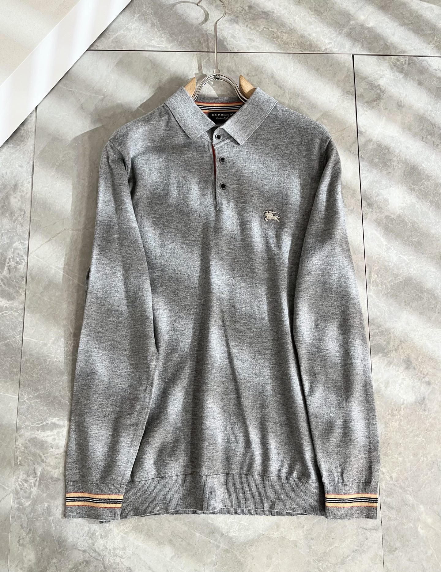 Bur*erry 巴*莉 2025秋冬新款长袖款针织羊毛开衫，品牌经典设计元素！既不单调也不复杂,恰到好