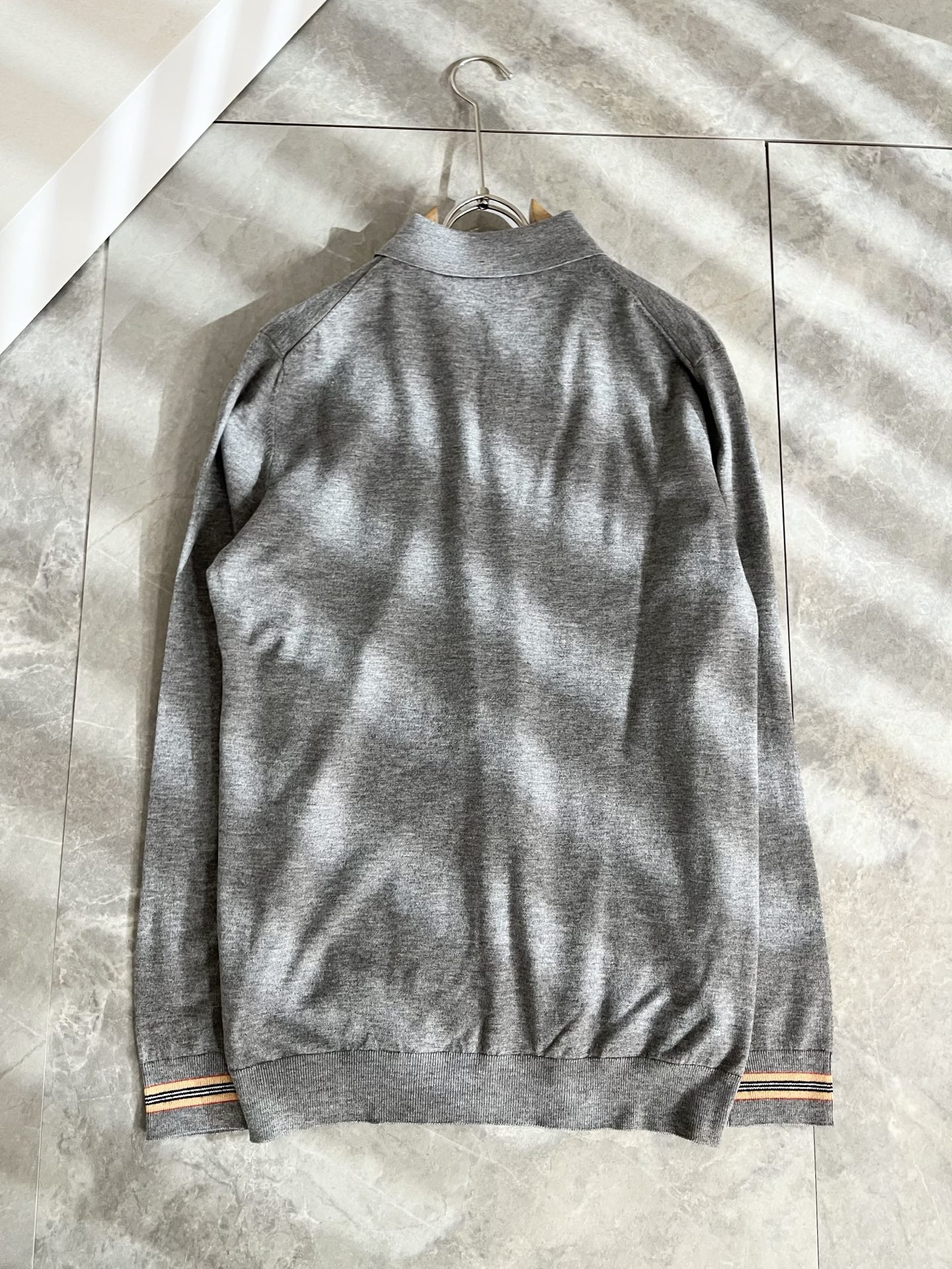 Bur*erry 巴*莉 2025秋冬新款长袖款针织羊毛开衫，品牌经典设计元素！既不单调也不复杂,恰到好