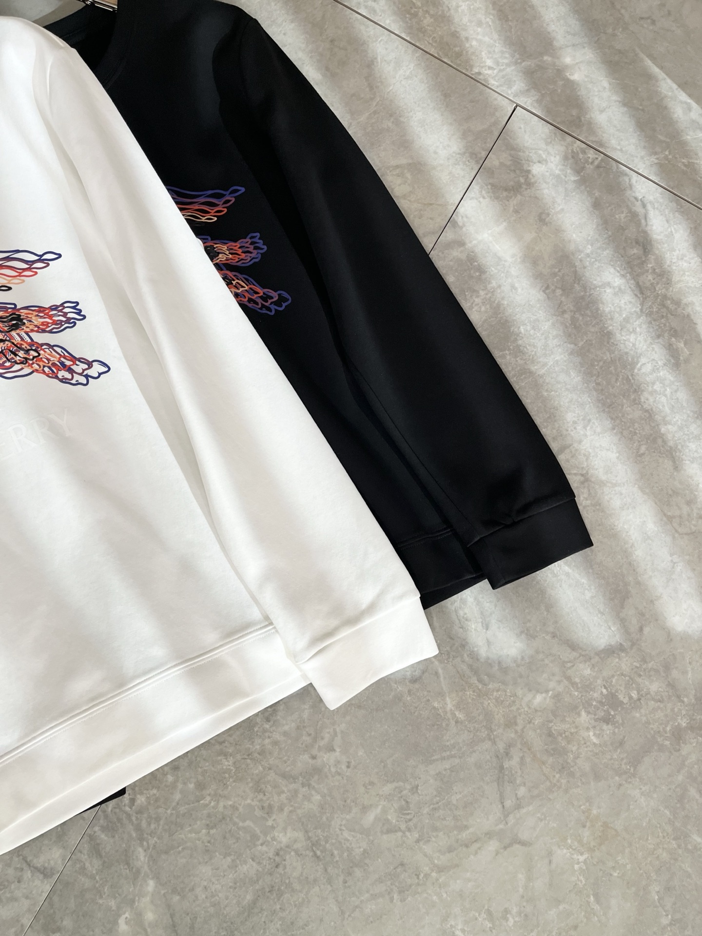 Bur*erry 巴*莉 2025秋冬新款男士长袖打底，品牌最新设计元素！既不单调也不复杂,恰到好处的展