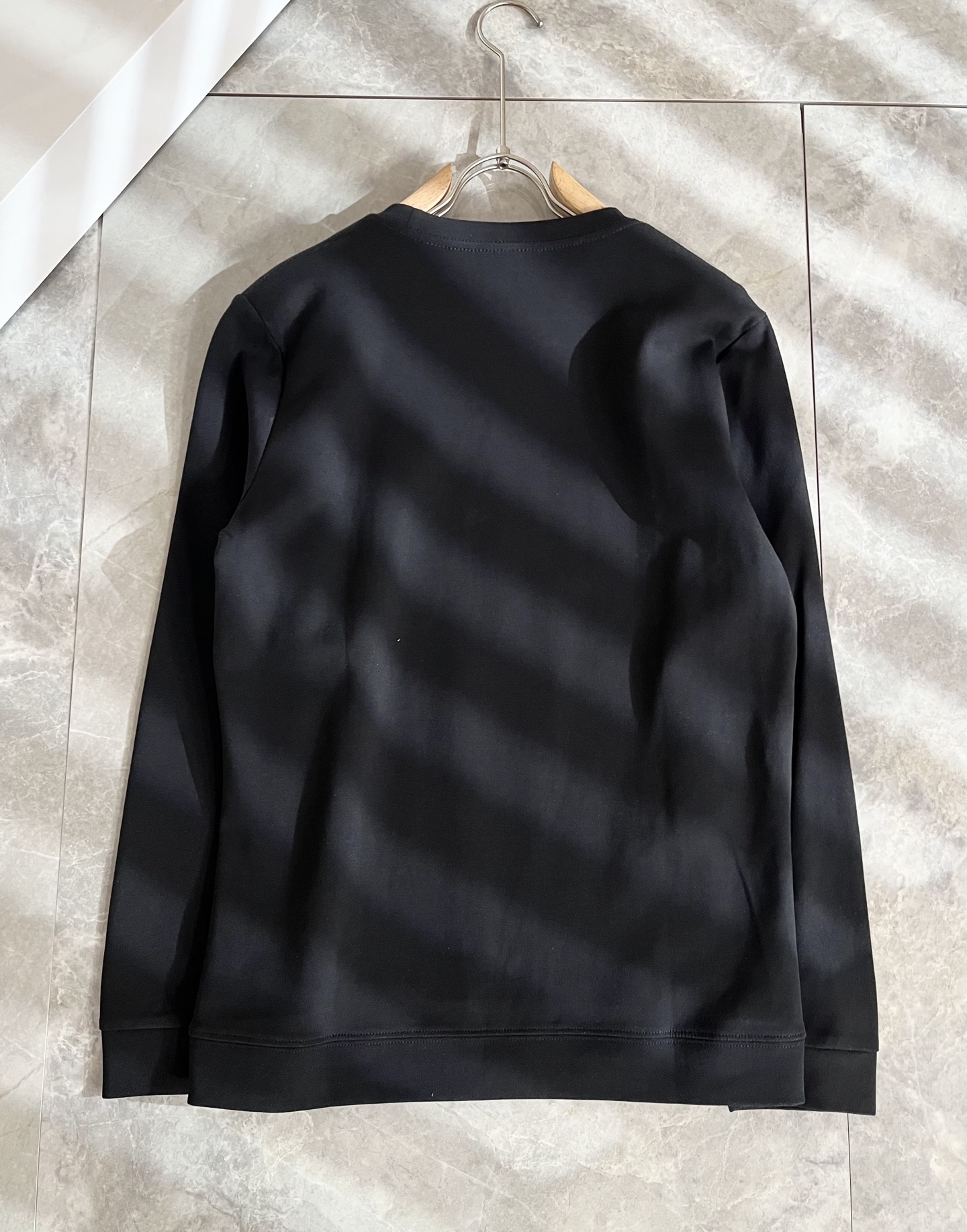 Bur*erry 巴*莉 2025秋冬新款男士长袖打底，品牌最新设计元素！既不单调也不复杂,恰到好处的展