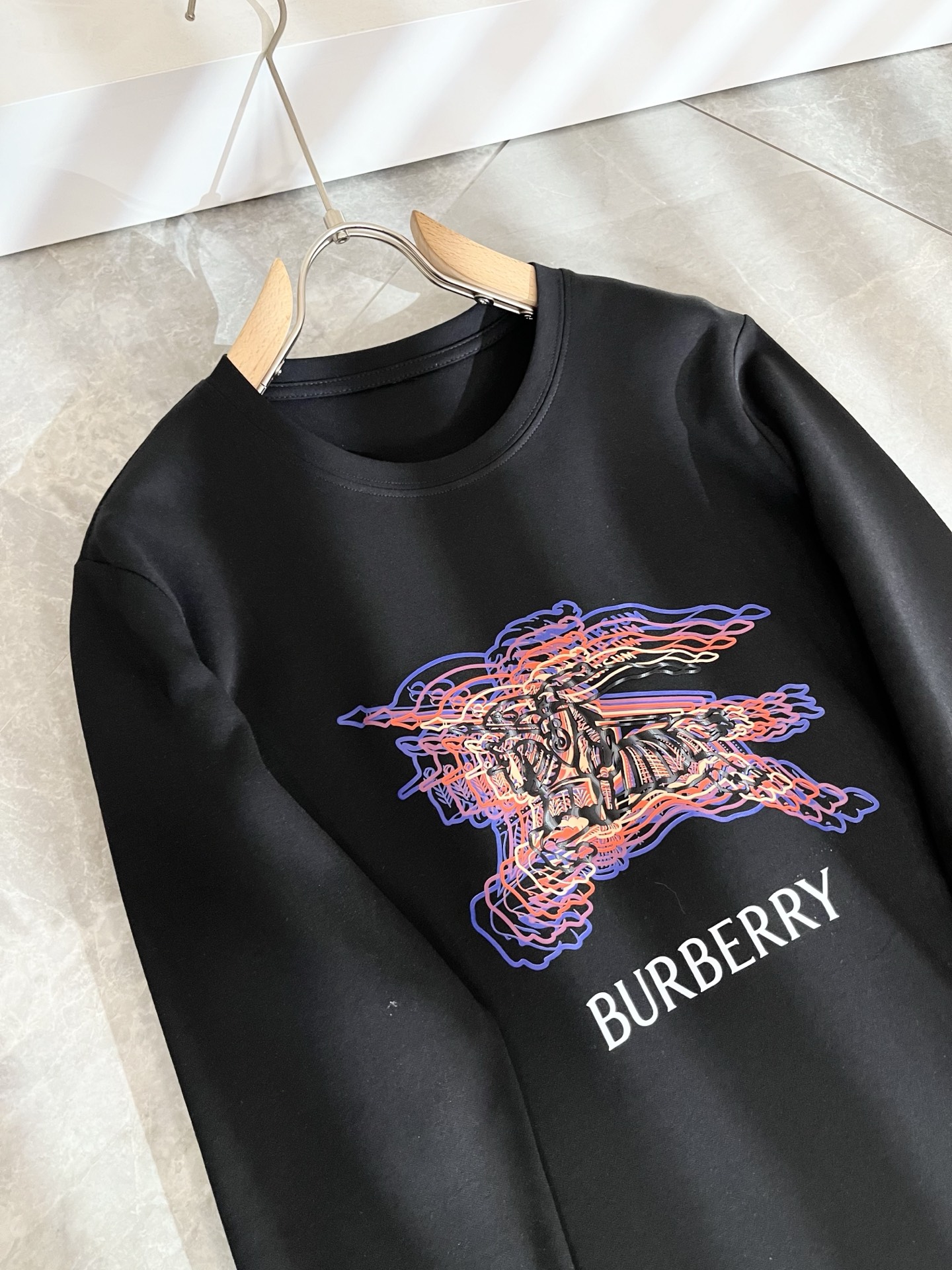 Bur*erry 巴*莉 2025秋冬新款男士长袖打底，品牌最新设计元素！既不单调也不复杂,恰到好处的展