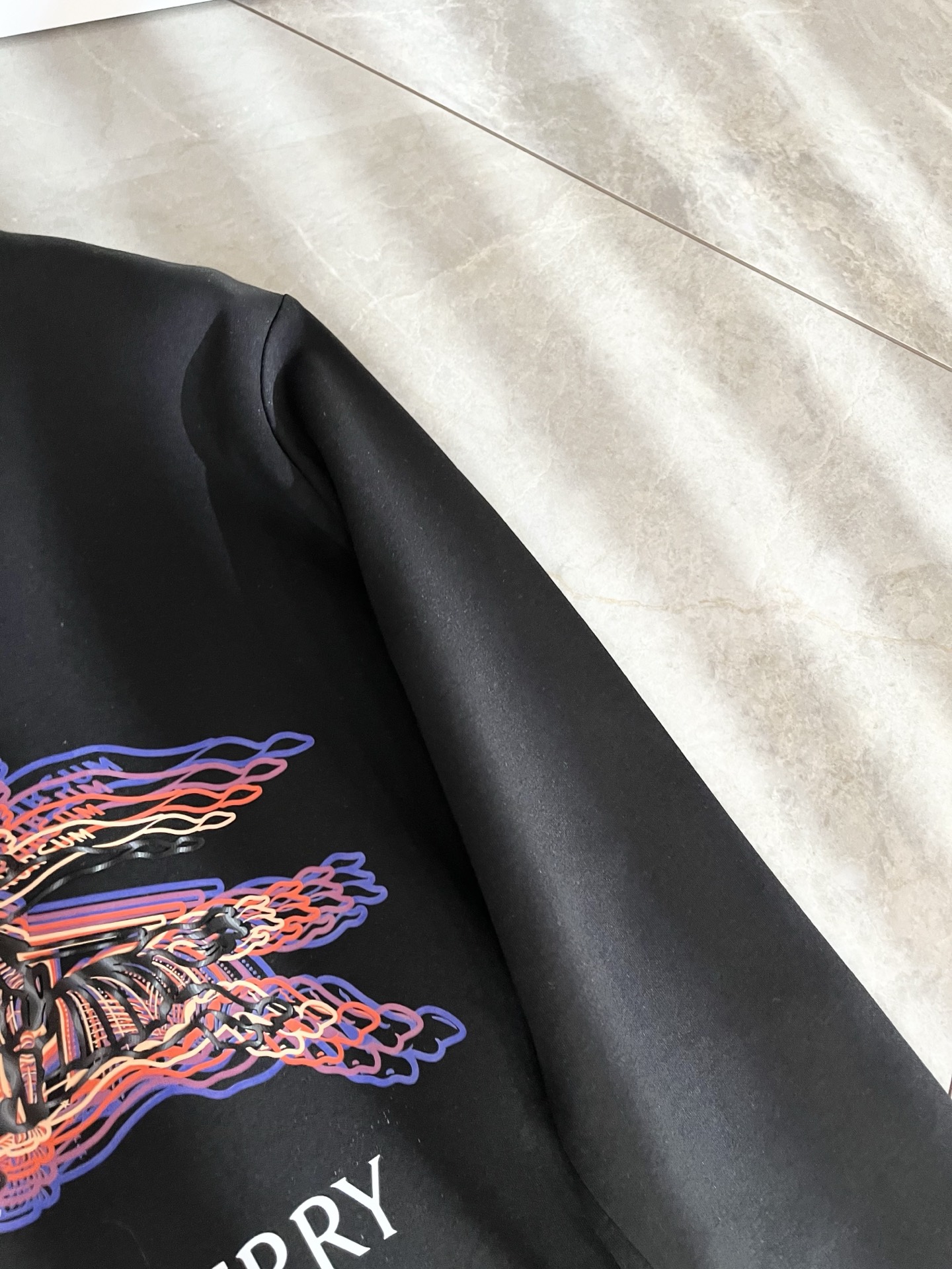 Bur*erry 巴*莉 2025秋冬新款男士长袖打底，品牌最新设计元素！既不单调也不复杂,恰到好处的展