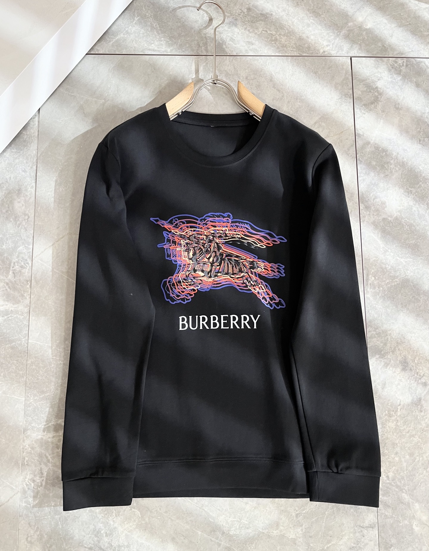 Bur*erry 巴*莉 2025秋冬新款男士长袖打底，品牌最新设计元素！既不单调也不复杂,恰到好处的展