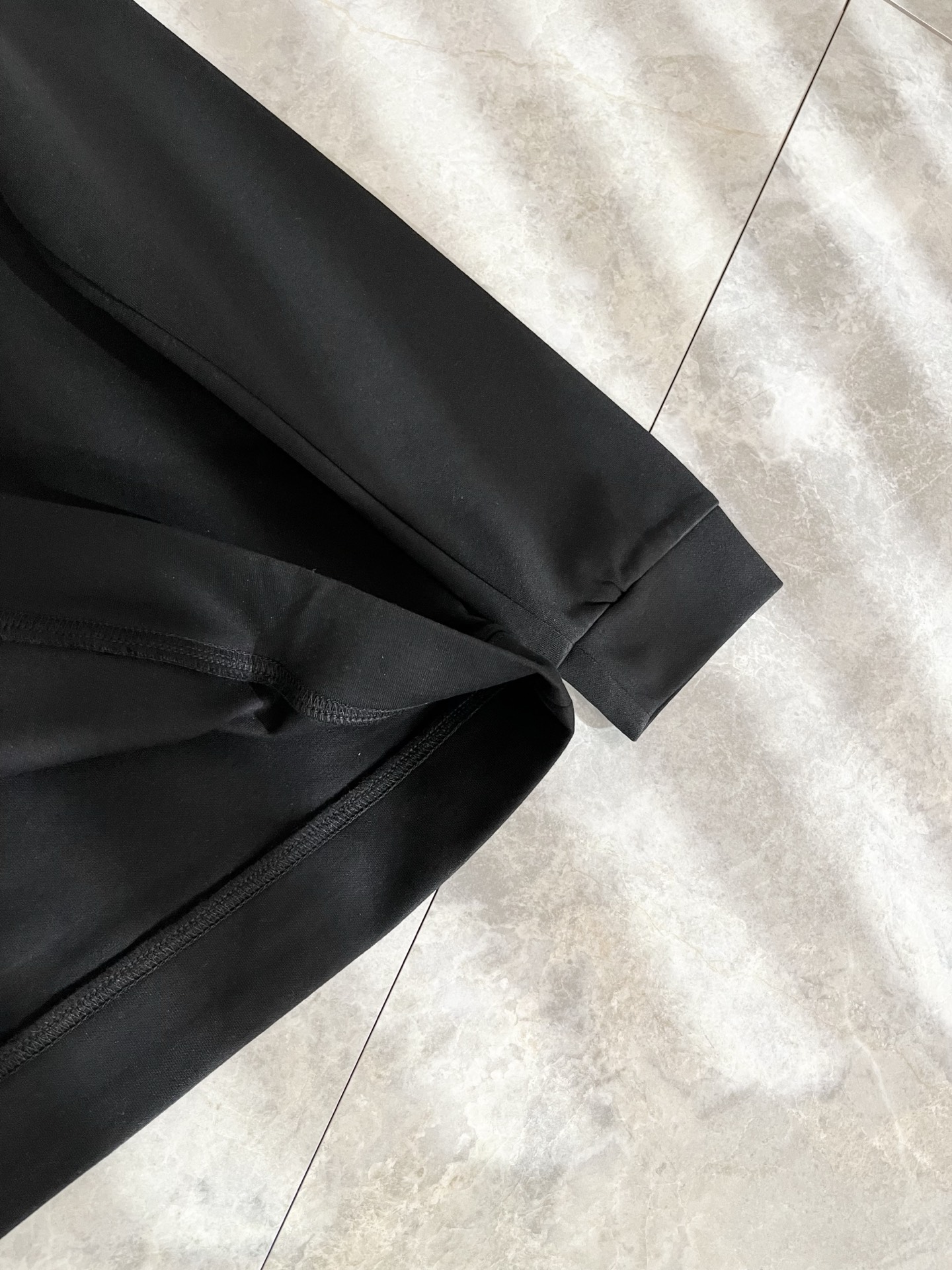 Bur*erry 巴*莉 2025秋冬新款男士长袖打底，品牌最新设计元素！既不单调也不复杂,恰到好处的展