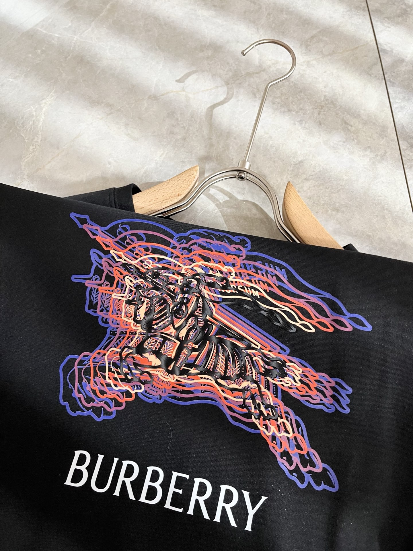 Bur*erry 巴*莉 2025秋冬新款男士长袖打底，品牌最新设计元素！既不单调也不复杂,恰到好处的展