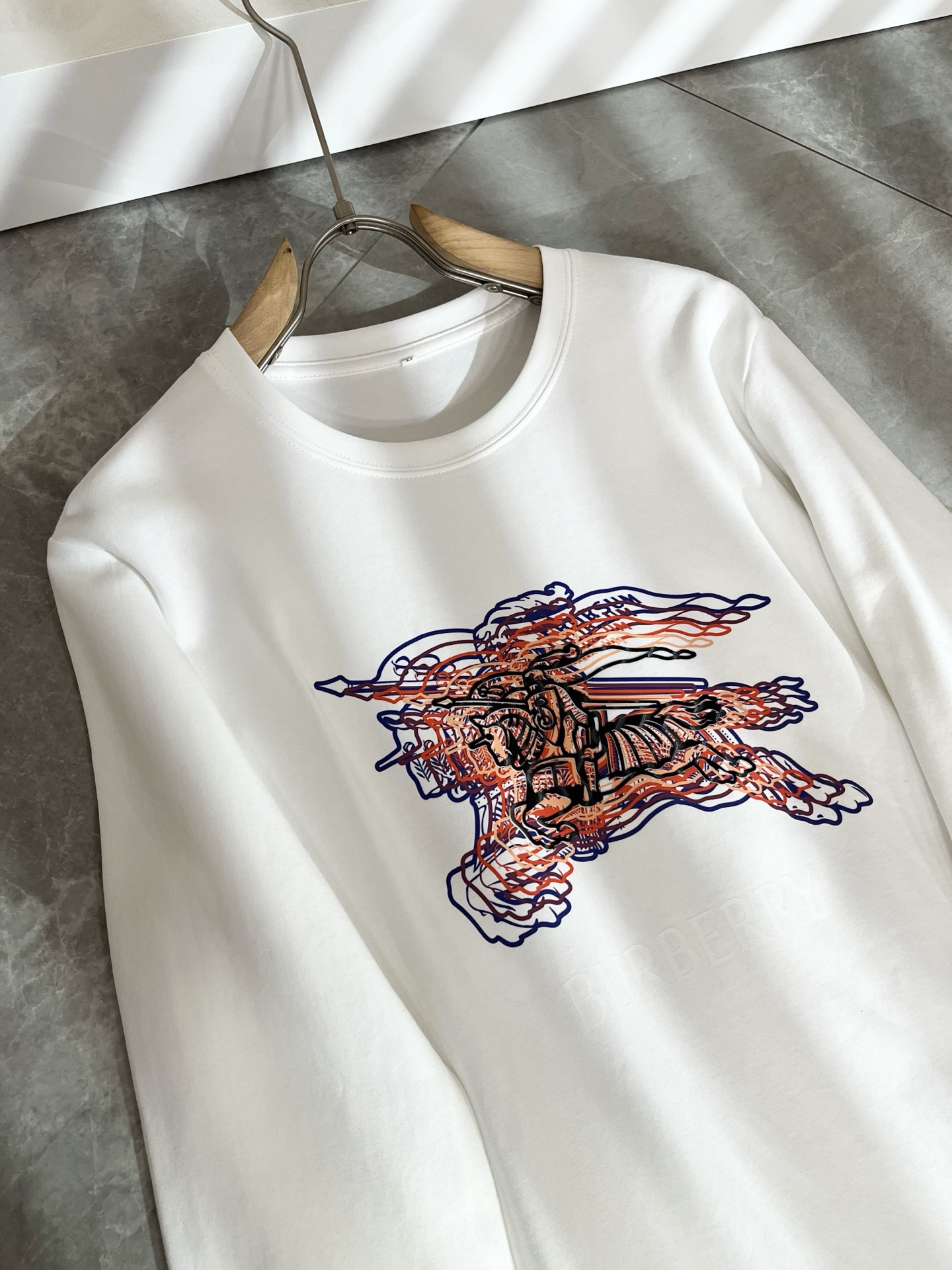 Bur*erry 巴*莉 2025秋冬新款男士长袖打底，品牌最新设计元素！既不单调也不复杂,恰到好处的展