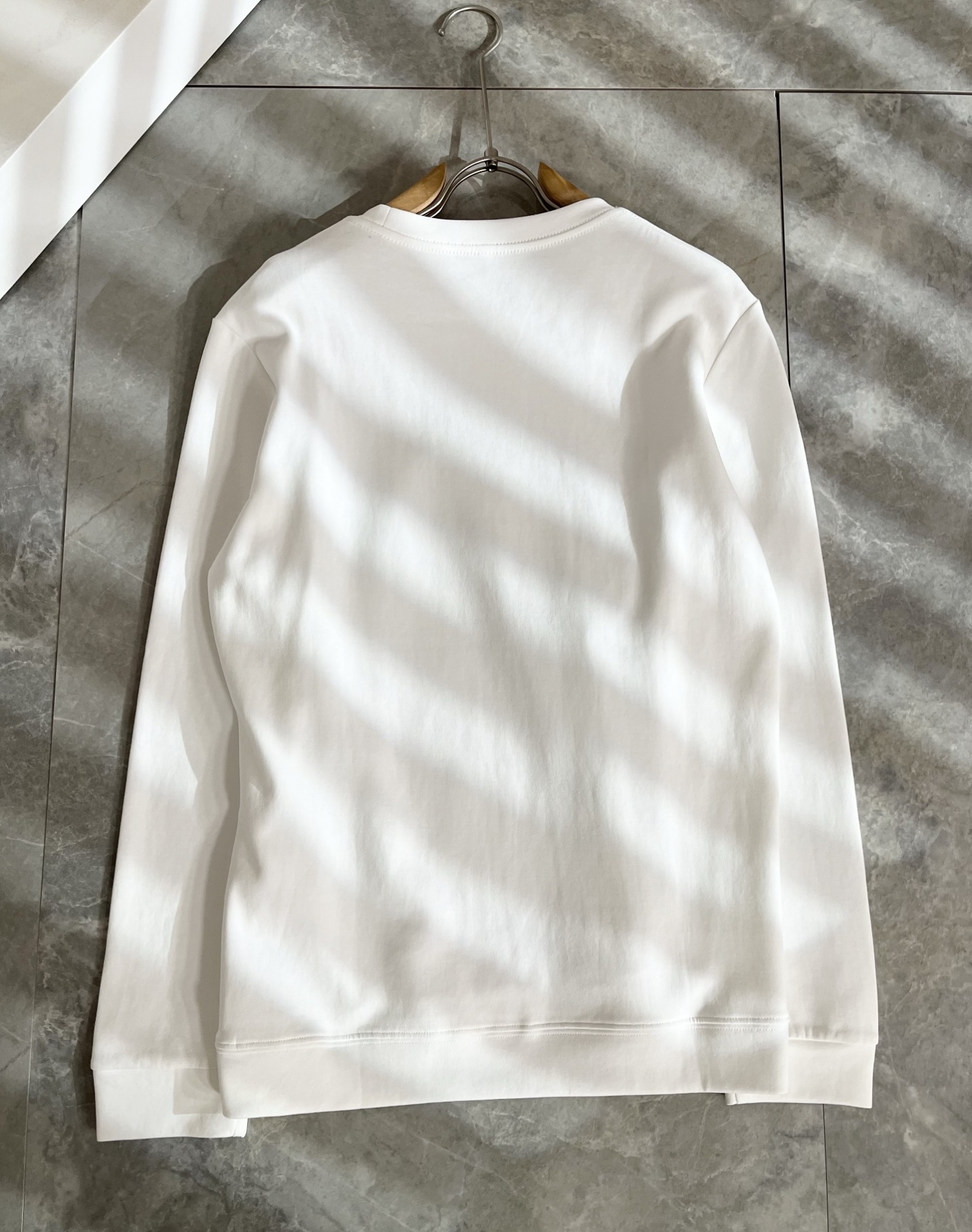 Bur*erry 巴*莉 2025秋冬新款男士长袖打底，品牌最新设计元素！既不单调也不复杂,恰到好处的展