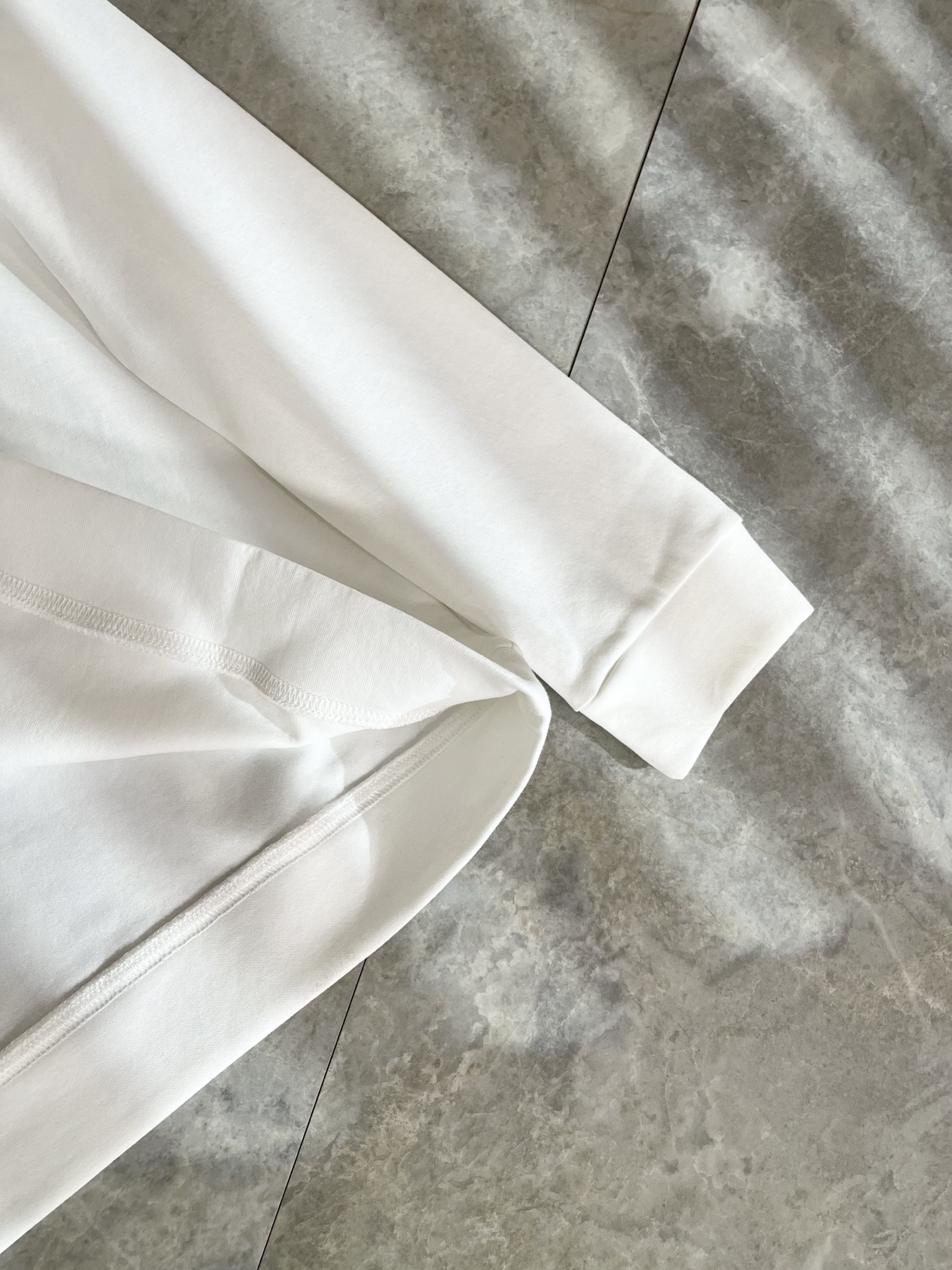 Bur*erry 巴*莉 2025秋冬新款男士长袖打底，品牌最新设计元素！既不单调也不复杂,恰到好处的展