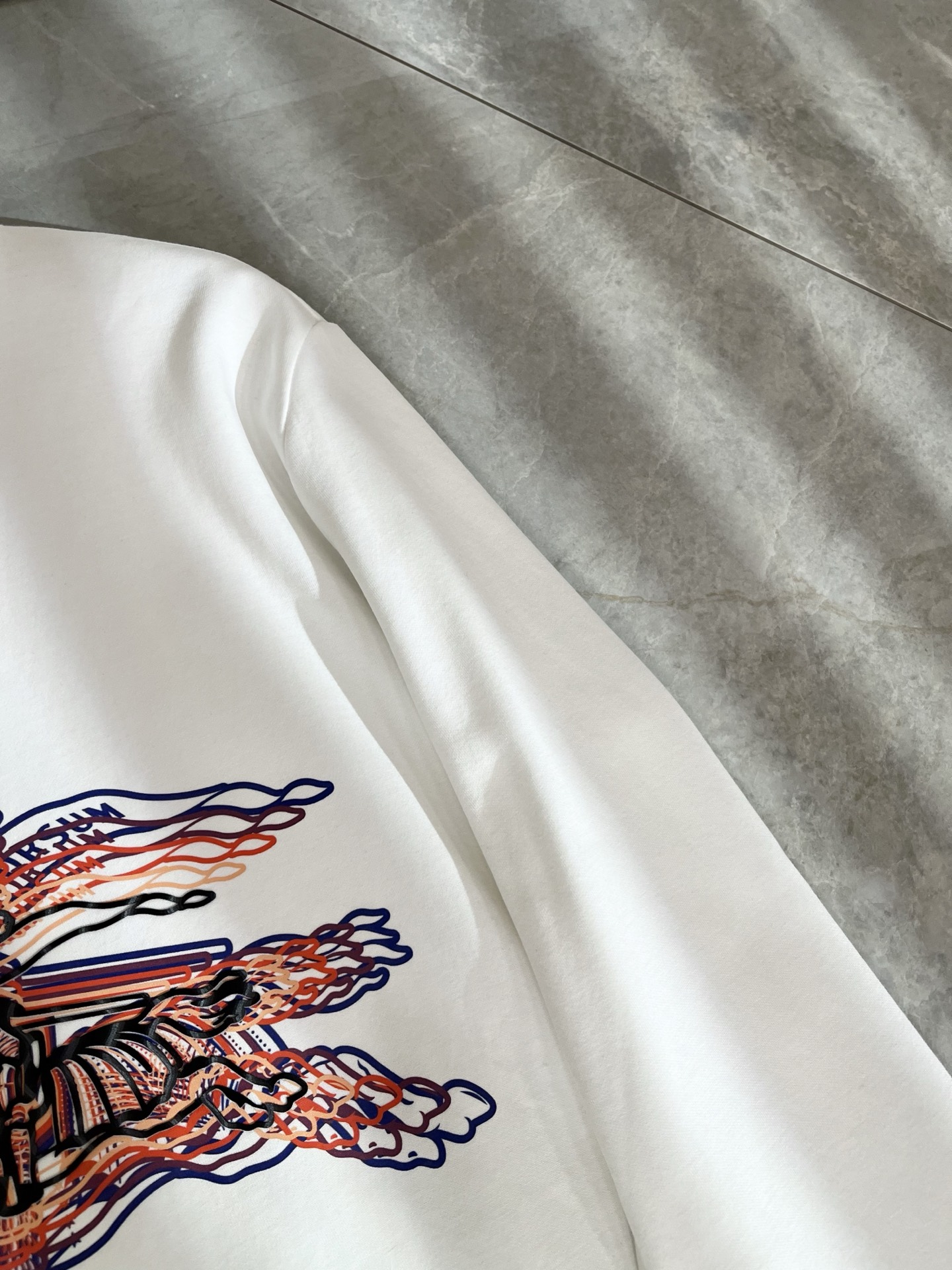 Bur*erry 巴*莉 2025秋冬新款男士长袖打底，品牌最新设计元素！既不单调也不复杂,恰到好处的展