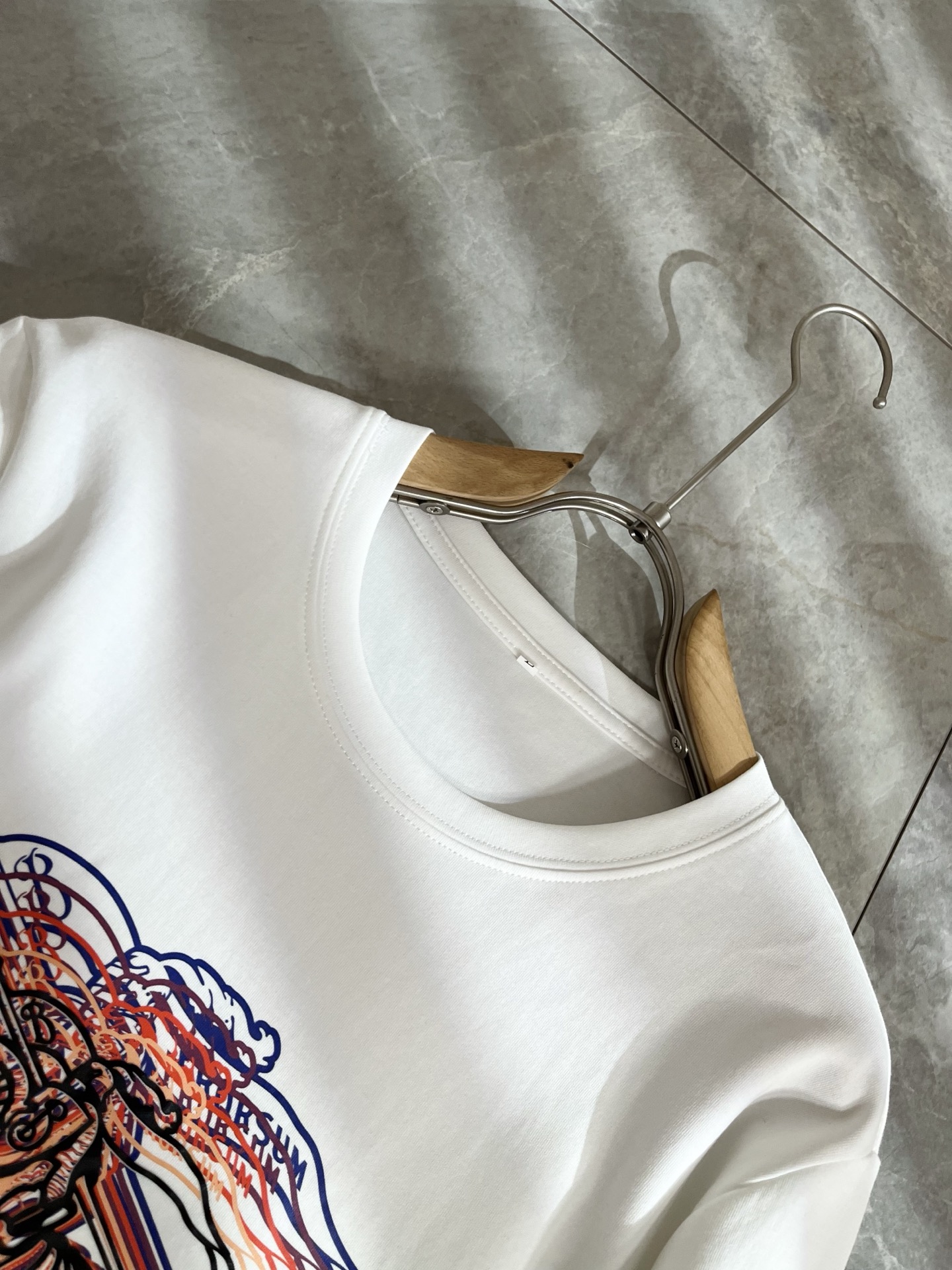 Bur*erry 巴*莉 2025秋冬新款男士长袖打底，品牌最新设计元素！既不单调也不复杂,恰到好处的展