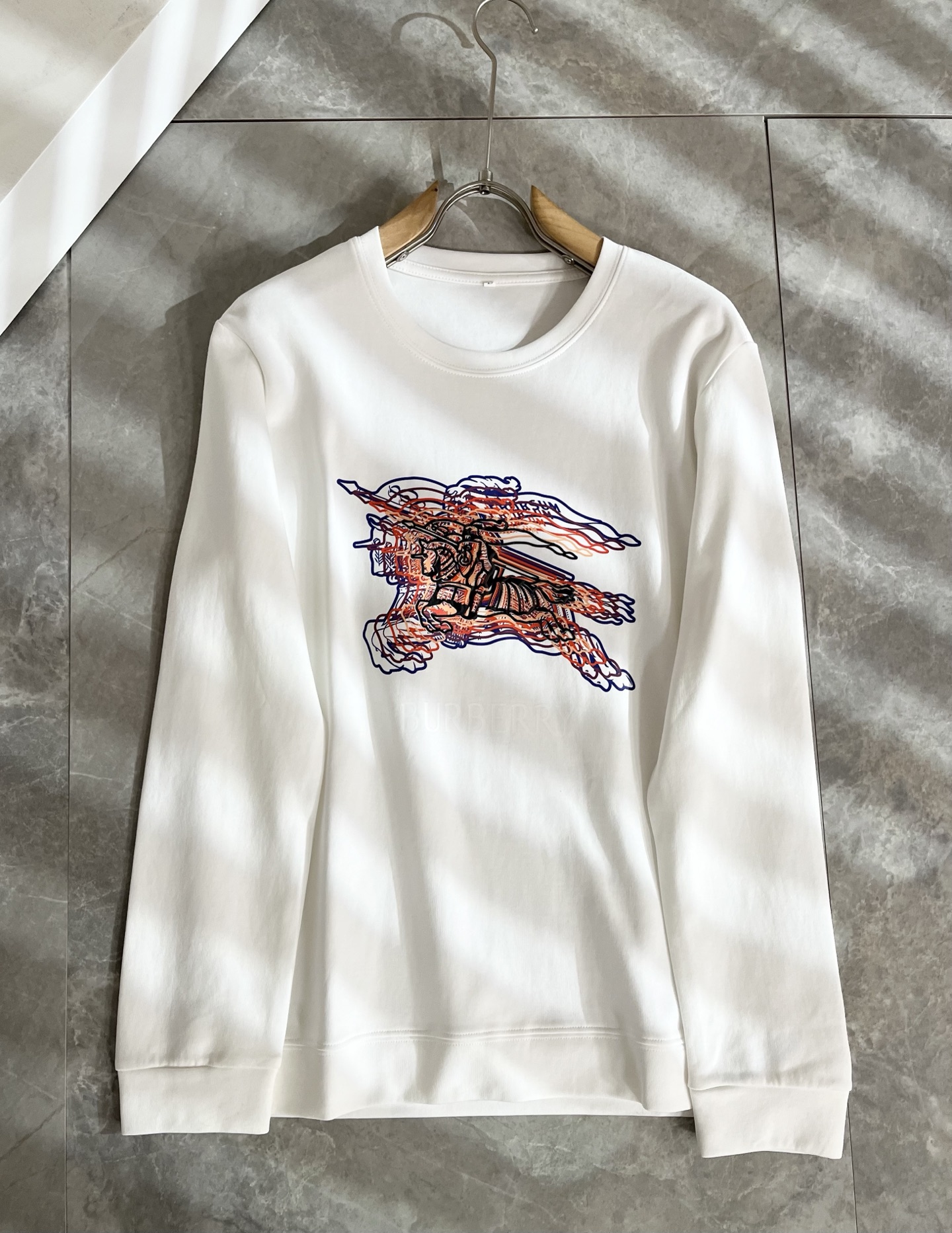 Bur*erry 巴*莉 2025秋冬新款男士长袖打底，品牌最新设计元素！既不单调也不复杂,恰到好处的展