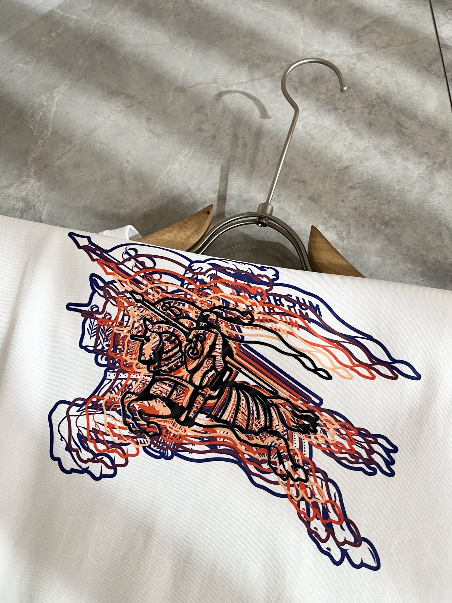 Bur*erry 巴*莉 2025秋冬新款男士长袖打底，品牌最新设计元素！既不单调也不复杂,恰到好处的展