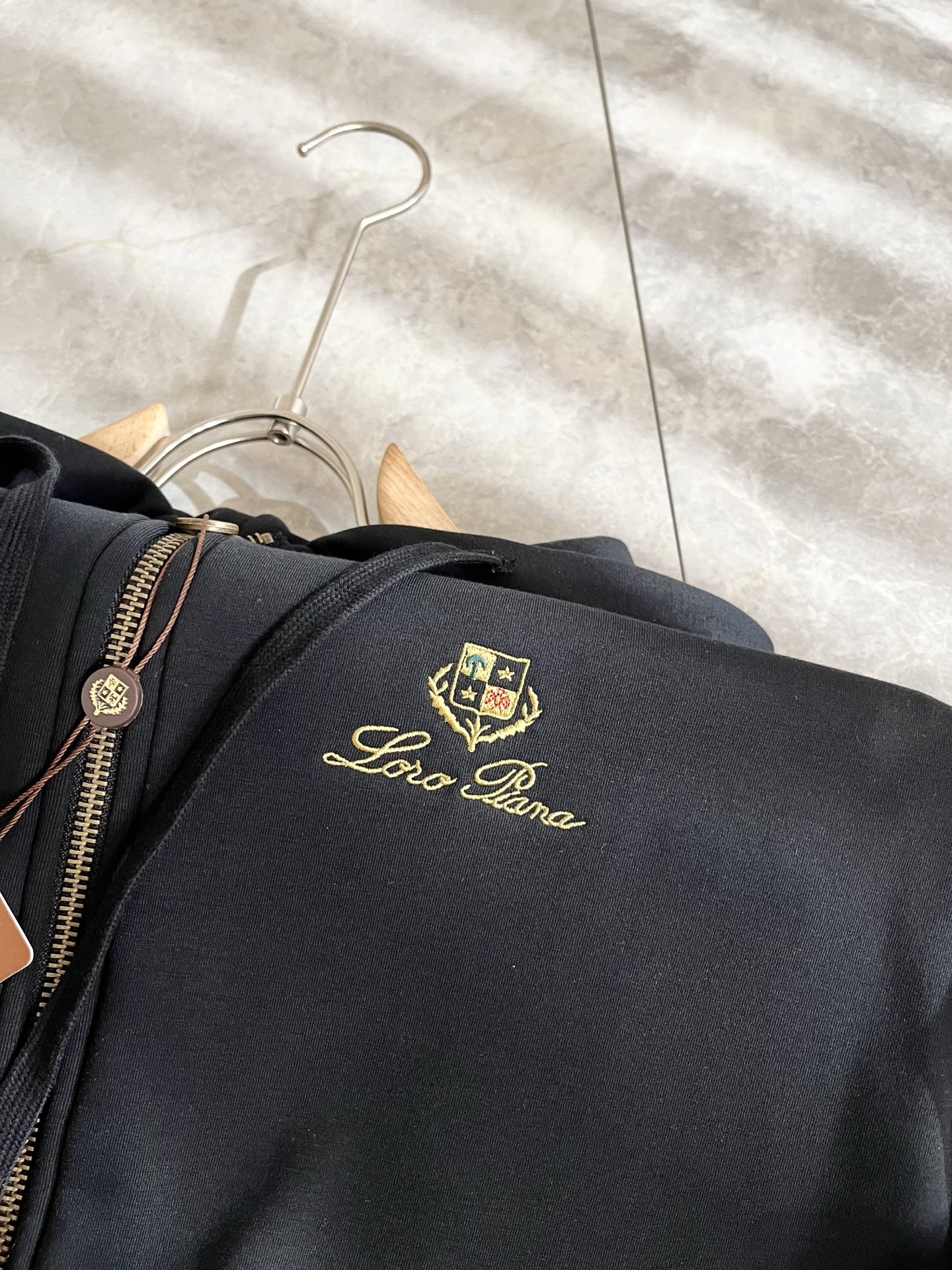 Loro Piana诺悠翩雅 ⚠️加绒款！2025秋冬新品男士连帽卫衣，外贸公司订单！胸前logo图案刺